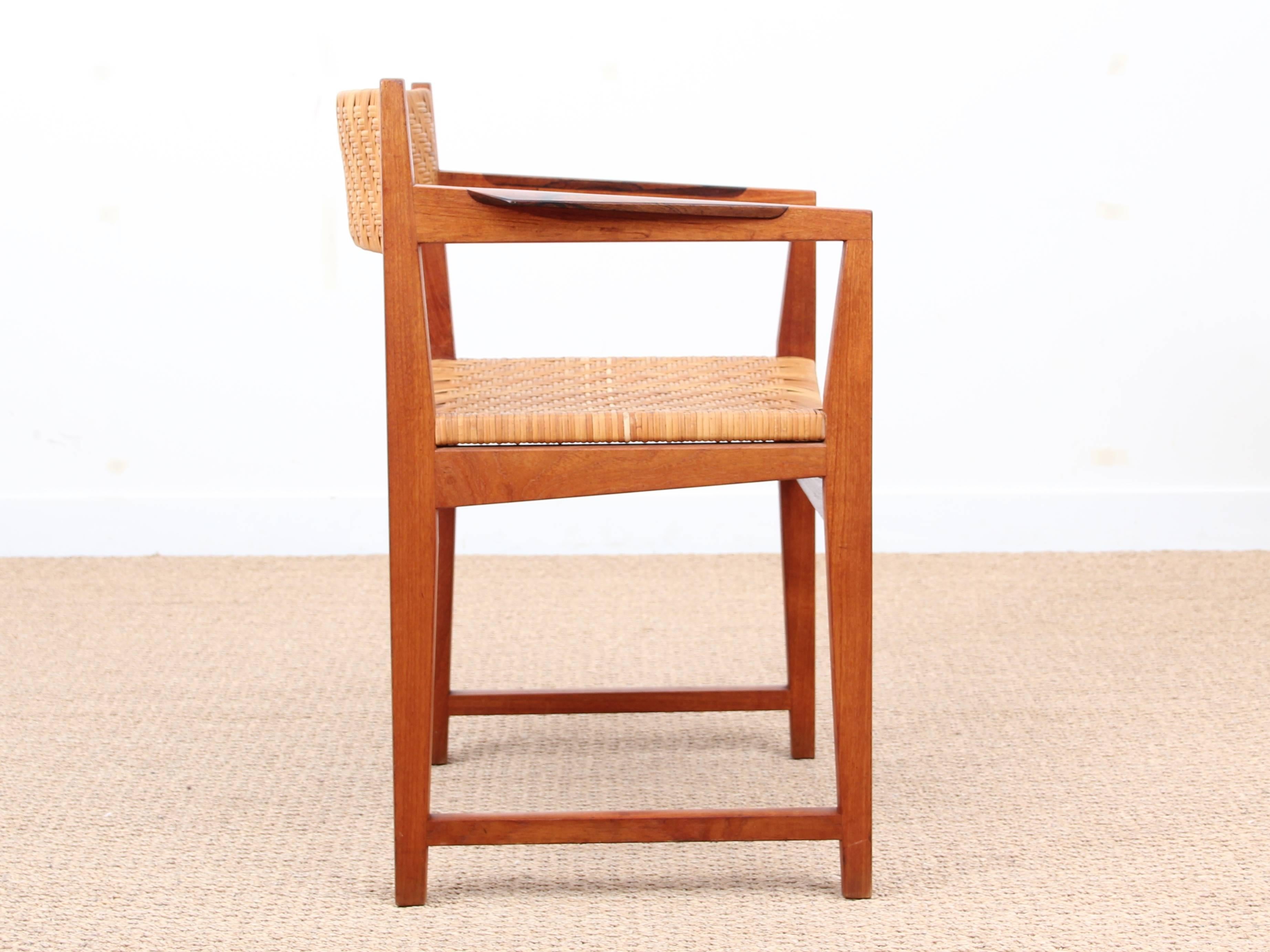 Danish Mid-Century Modern armchair model 350 by Peter & Orla Hvidt & Mølgaard-Nielsen
for Søborg Møbelfabrik. Oak frame with Rio rosewood insertiosn on arms. Referenced by the Design Museum Danmark under number RP02909. Bibliography : DKH