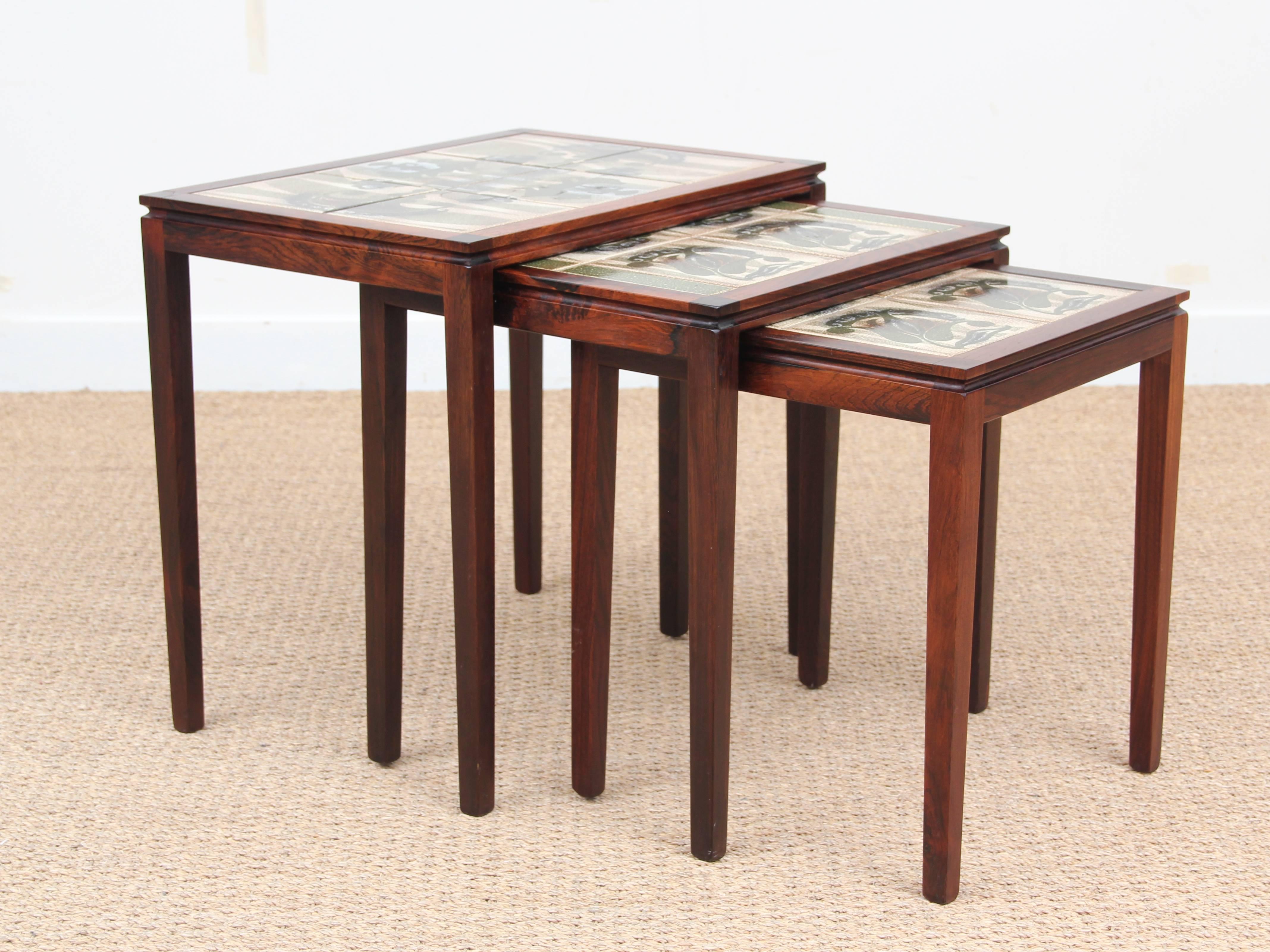 Mid-Century Modern Scandinavian Nesting Tables in Rio Rosewood and Ceramic Tale In Excellent Condition In Courbevoie, FR