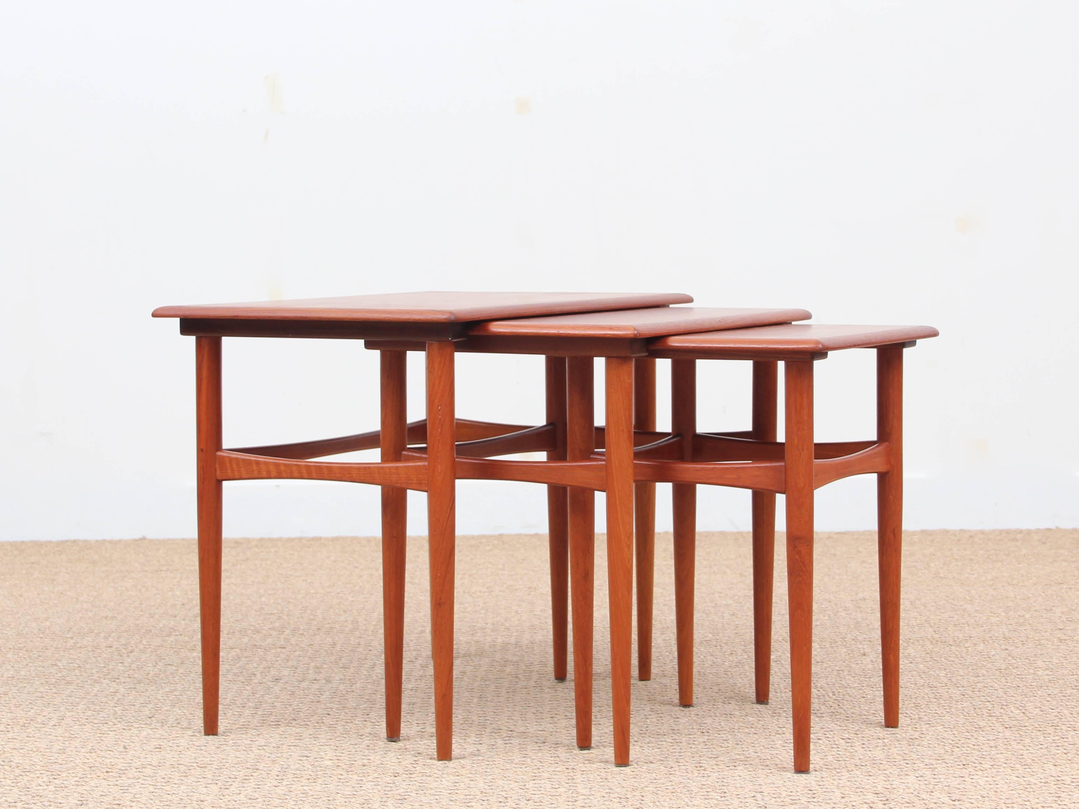 Mid-Century Modern Scandinavian Nesting Tables In Excellent Condition In Courbevoie, FR