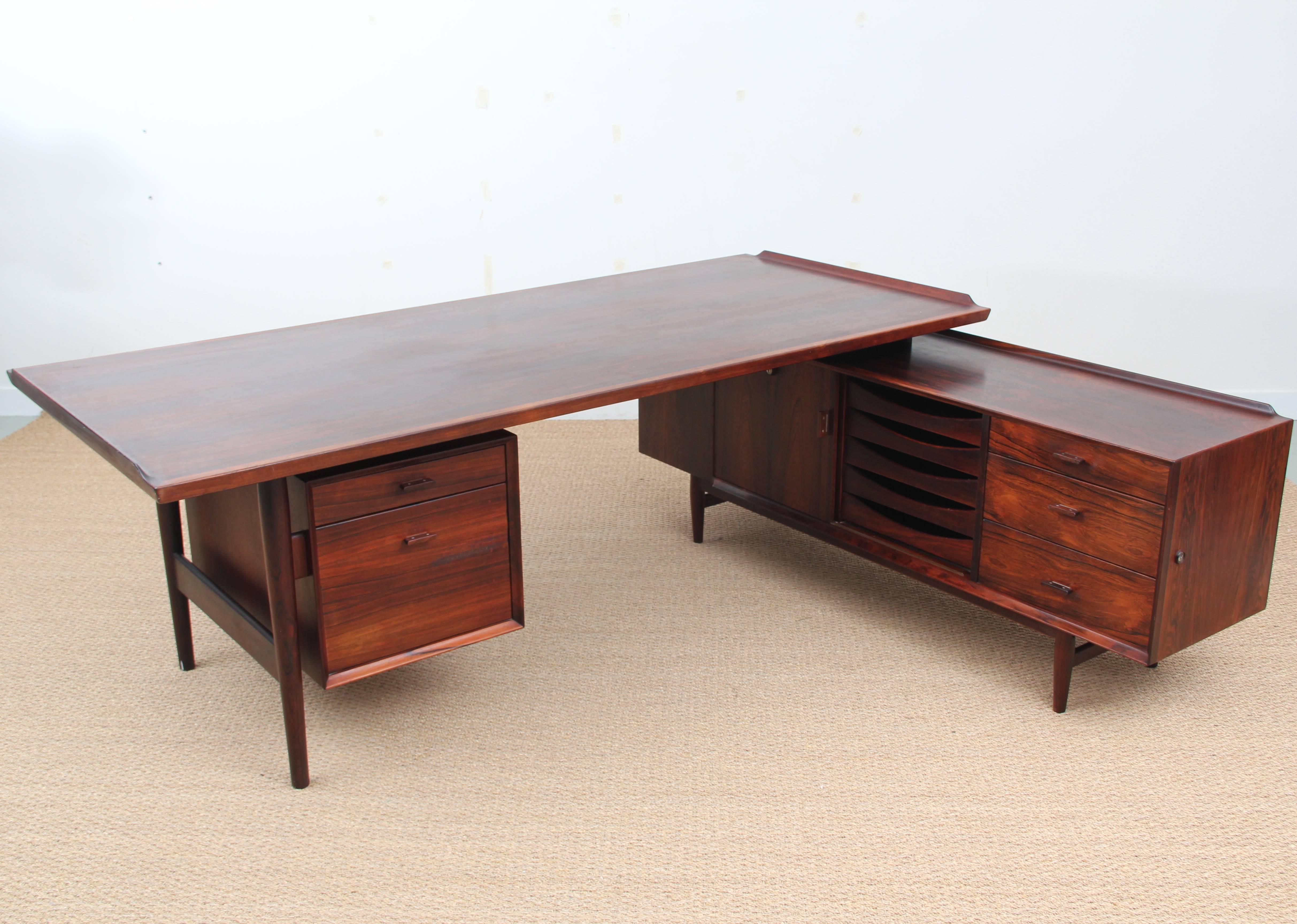 Mid-Century  modern scandinavian large desk in rosewood by Arne Vodder for Sibast Furniture. Referenced by the Design Museum Danmark under number RP11123.