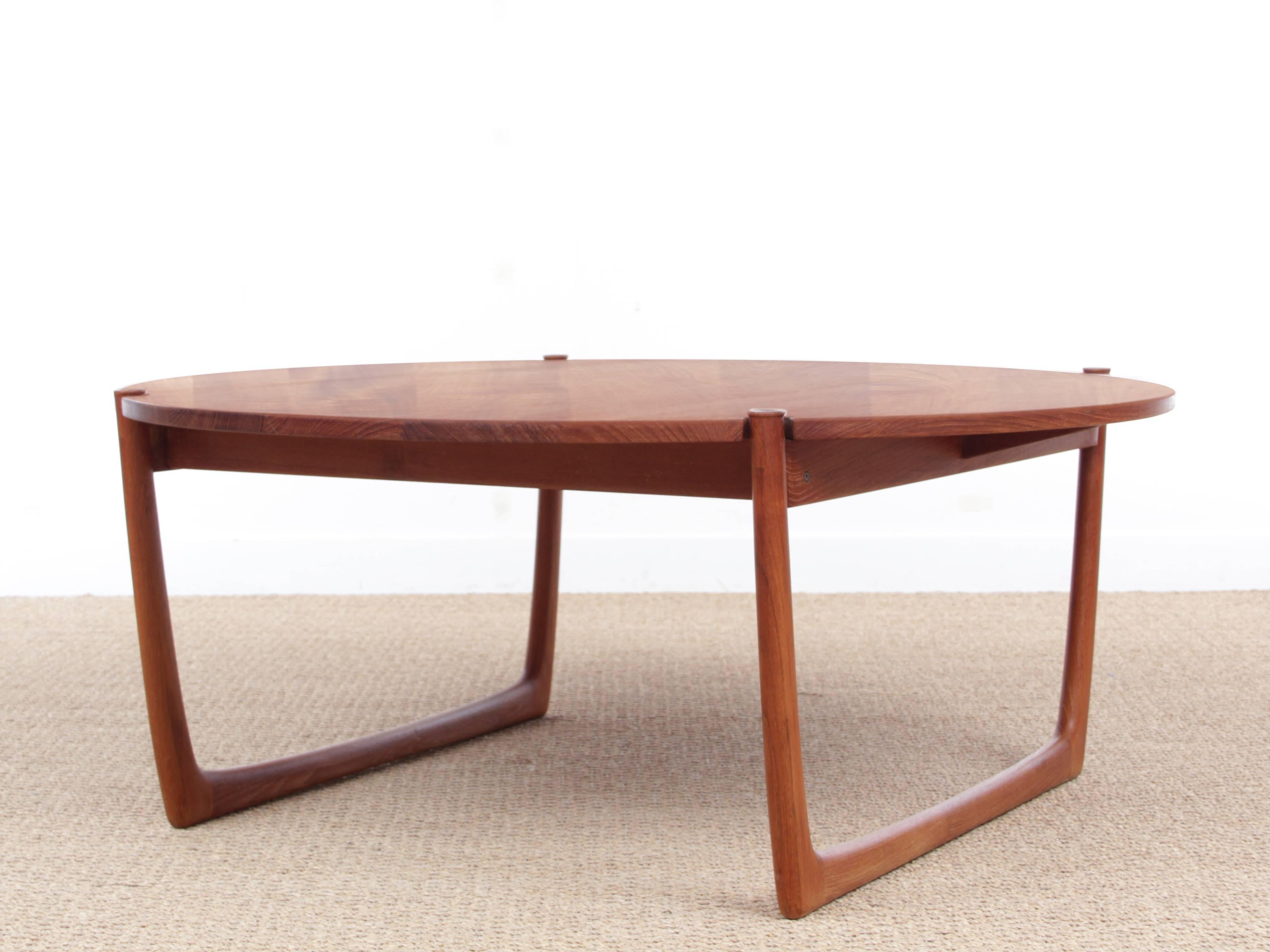 Mid-Century Modern Scandinavian round coffee table in solid teak by Peter Hvidt for France and Son. Produced the same year than the armchairs model 130.
