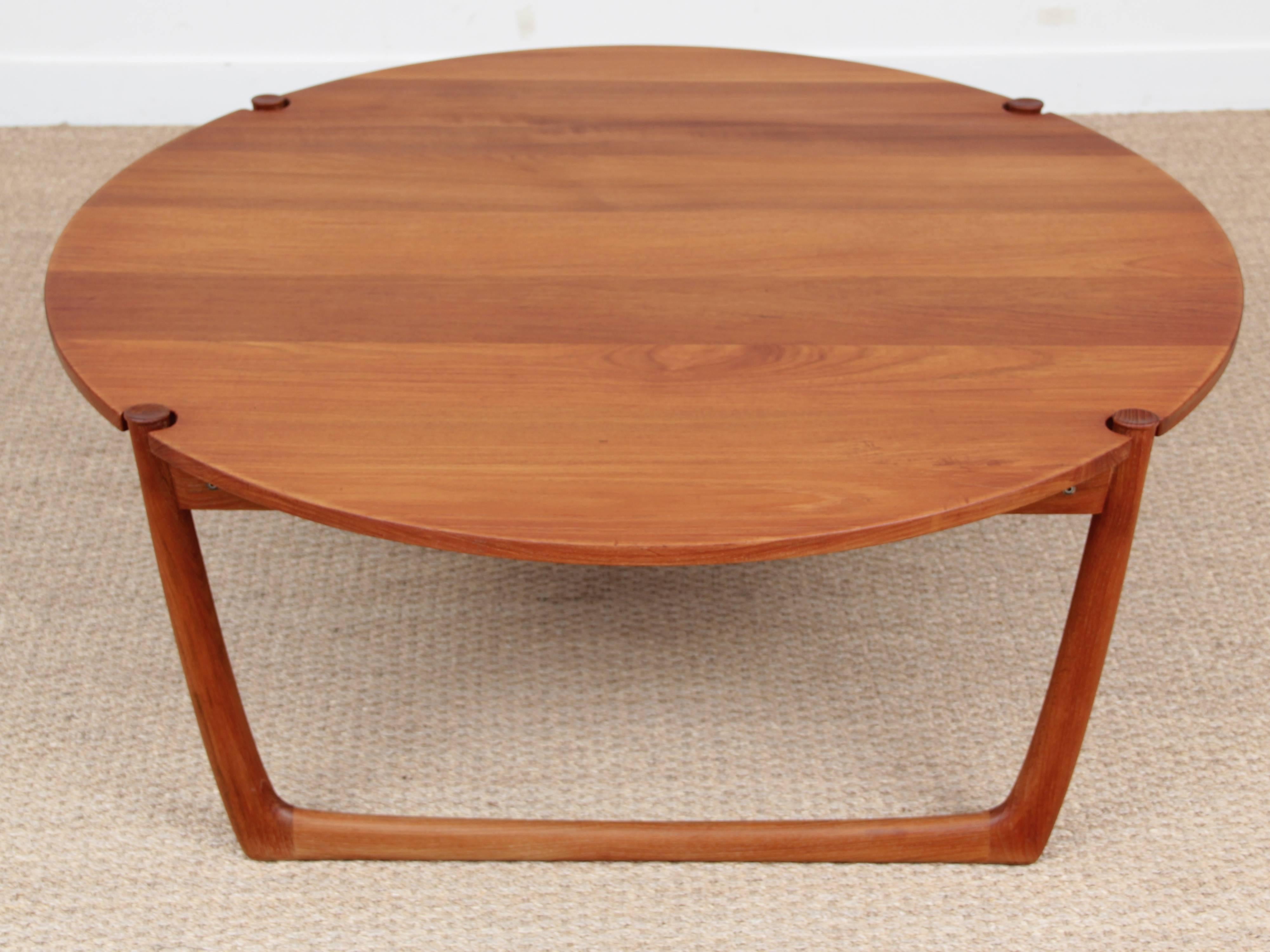 Mid-Century Modern Scandinavian Coffee Table in Solid Teak by Peter Hvidt In Excellent Condition In Courbevoie, FR