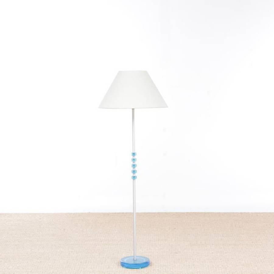 Mid-Century Modern Scandinavian floor lamp in aluminium and blue glass by Carl Fagerlund. Extendable leg. New electrical system brought up to EU standard. E27 bulb. New shade included.