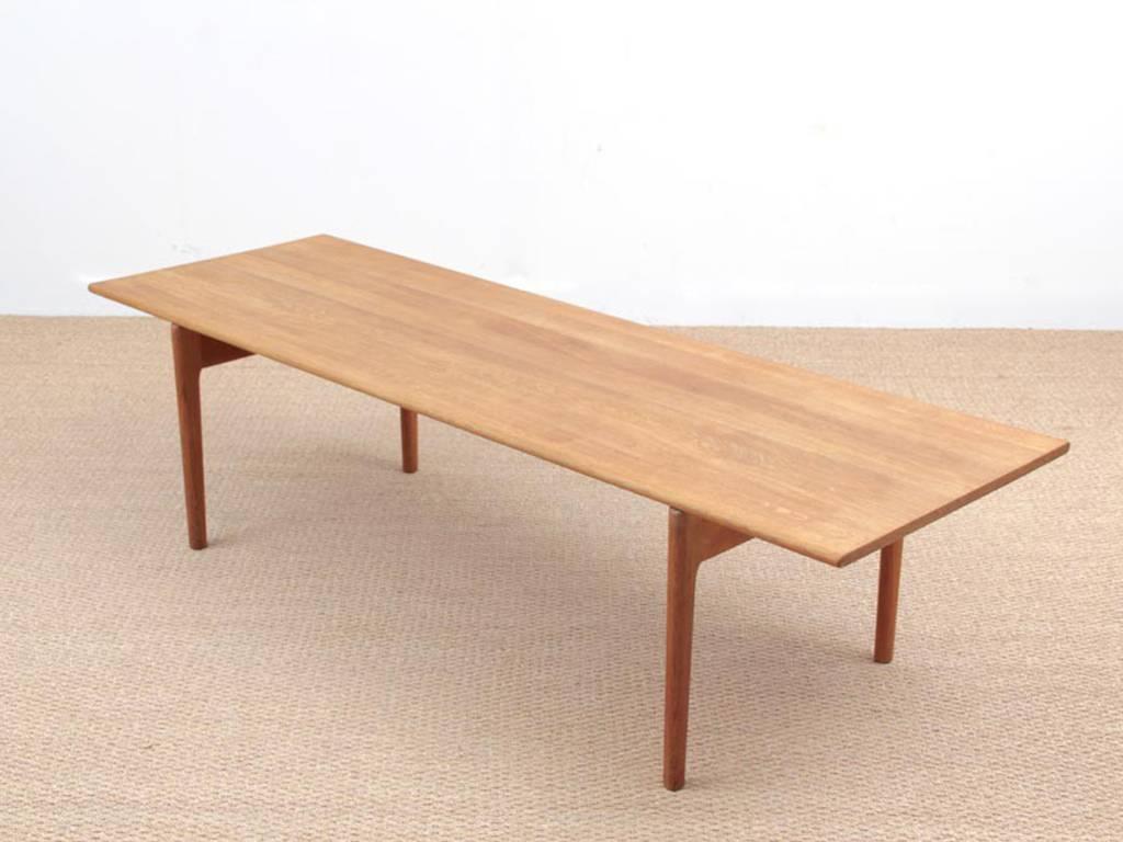 Mid-Century Modern Scandinavian Coffee Table in Solid Oak by Hans Wegner In Excellent Condition In Courbevoie, FR