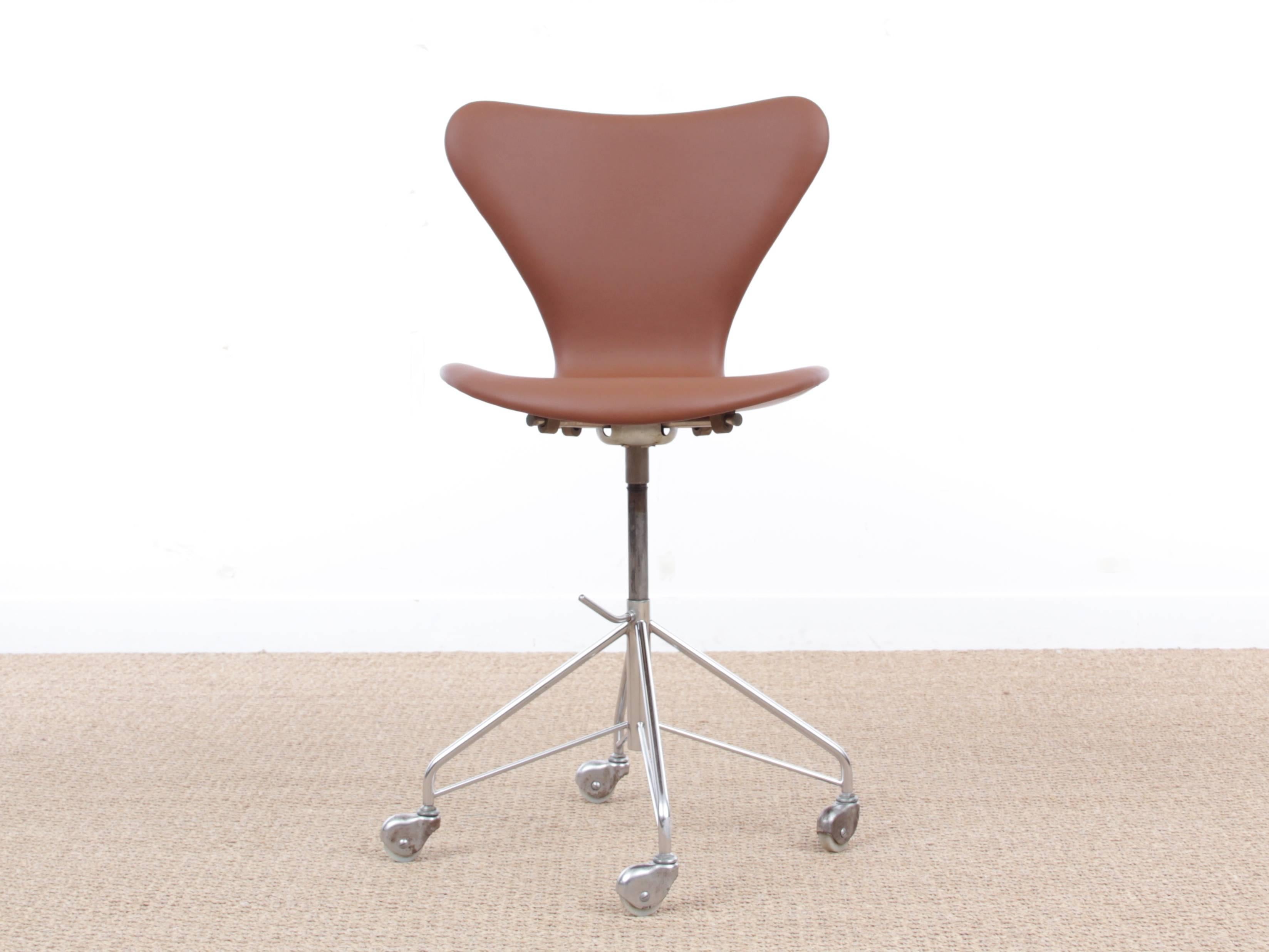 Mid-Century Modern Scandinavian leather desk chair model 3117 by Arne Jacobsen for Fritz Hansen. Edition from 1969. Newly reupholstered with Sorensen prestige cognac leather.