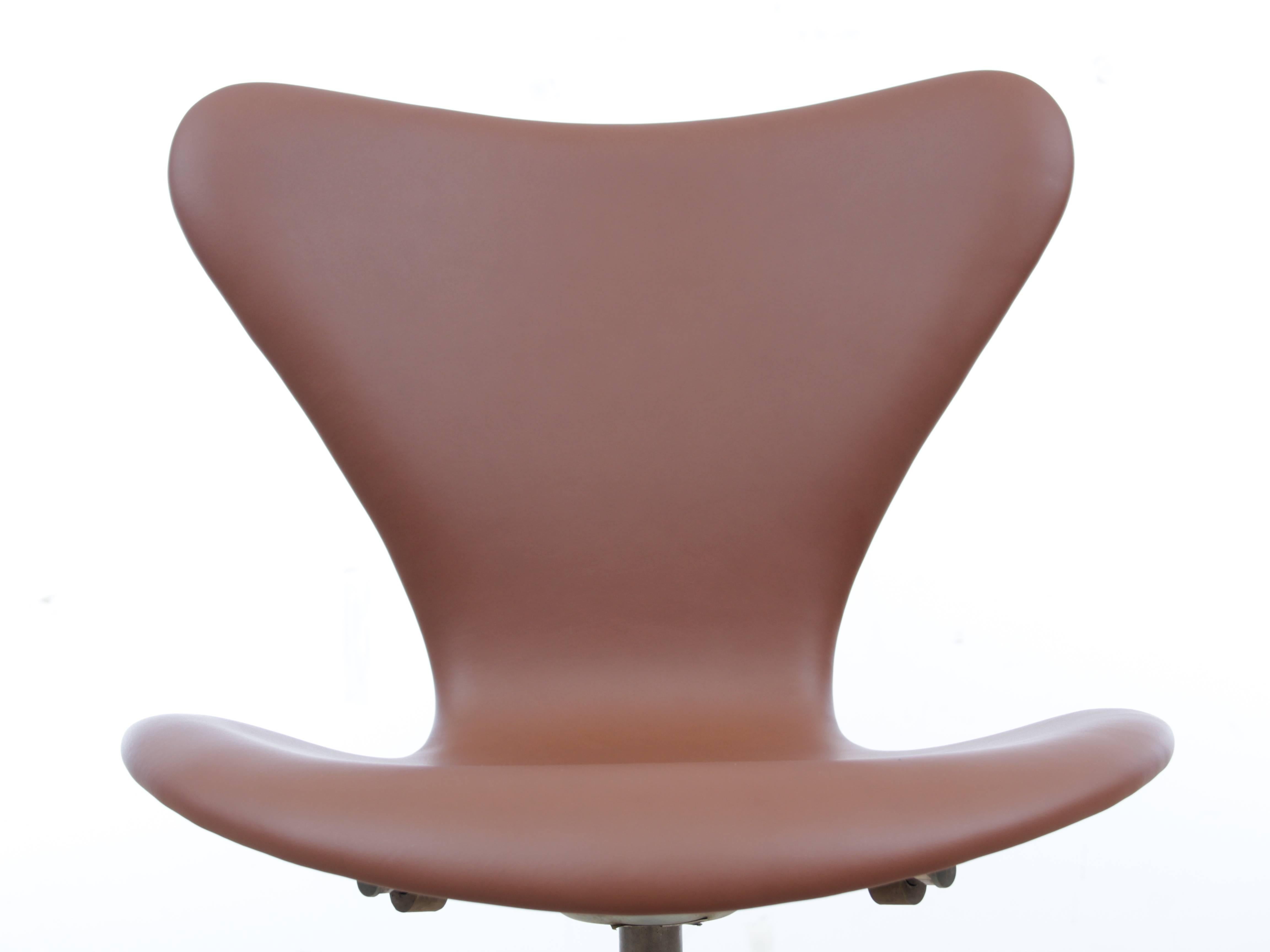 Mid-Century Modern Skandinavischer Leder-Schreibtischstuhl Modell 3117 von Arne Jacobsen (Stahl) im Angebot