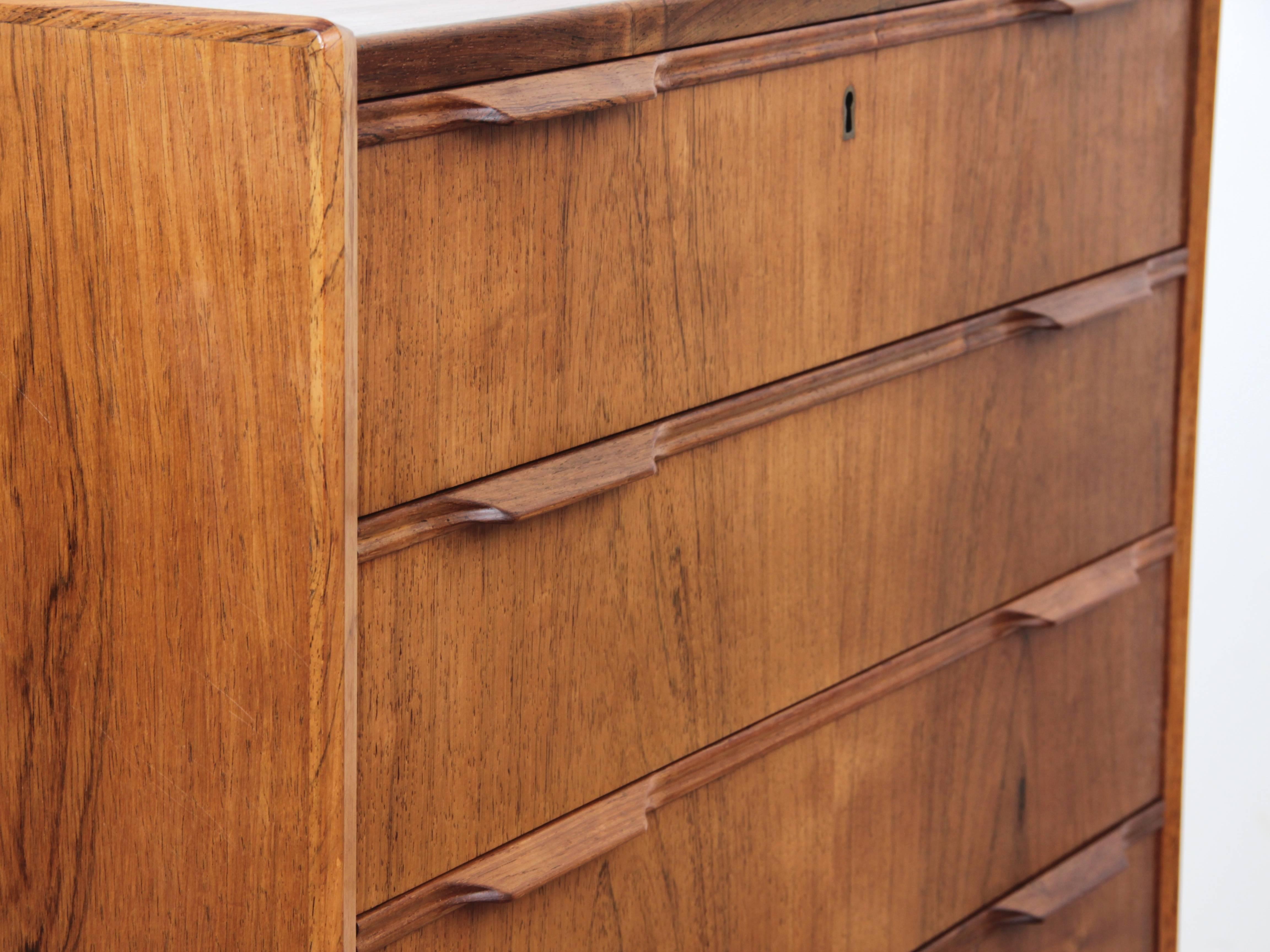 Mid-Century Modern Scandinavian Chest of Drawer in Rosewood 1