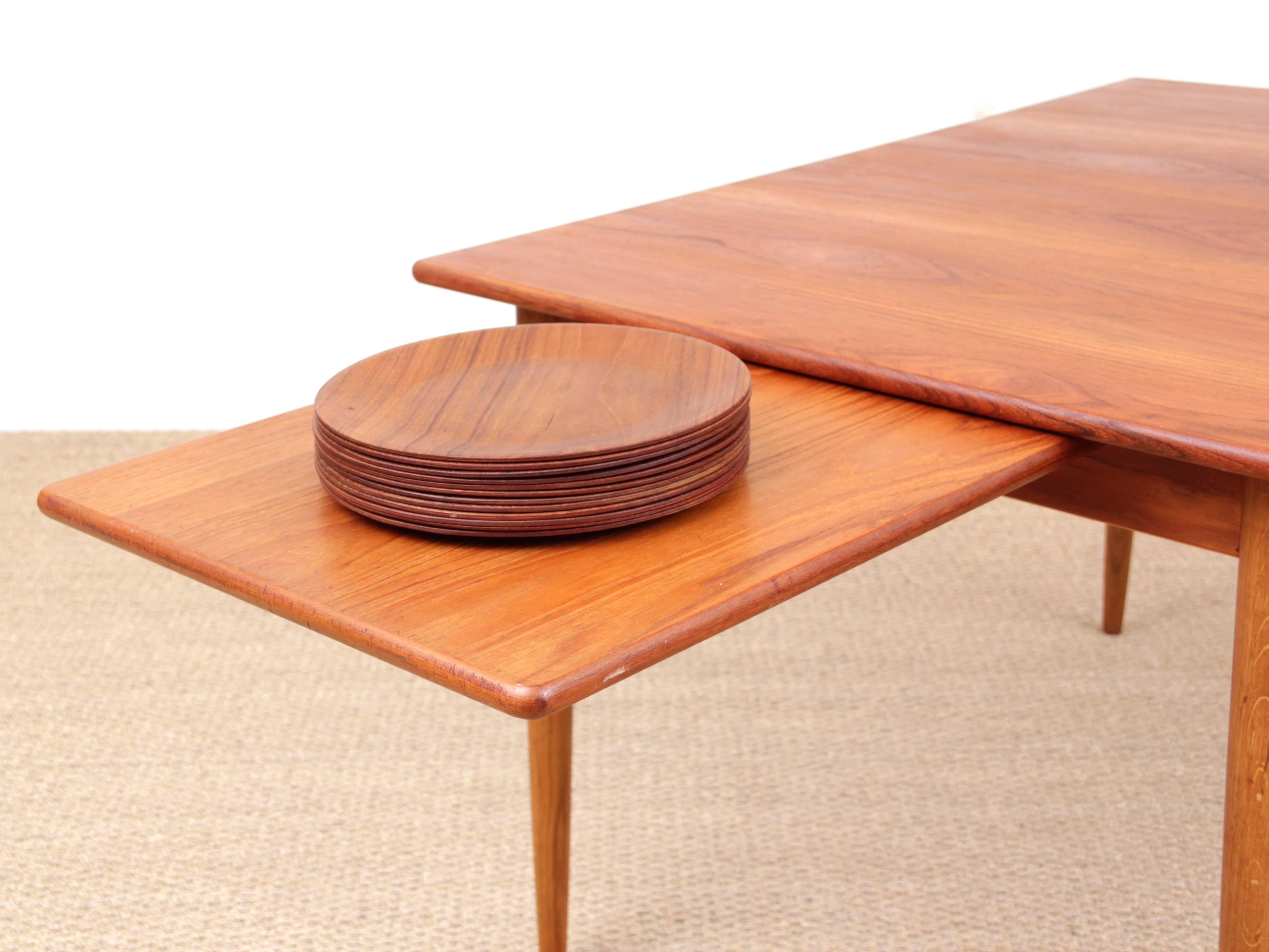 Mid-Century Modern Scandinavian Dining Table in Teak and Oak, 4/8 Seats  In Good Condition For Sale In Courbevoie, FR
