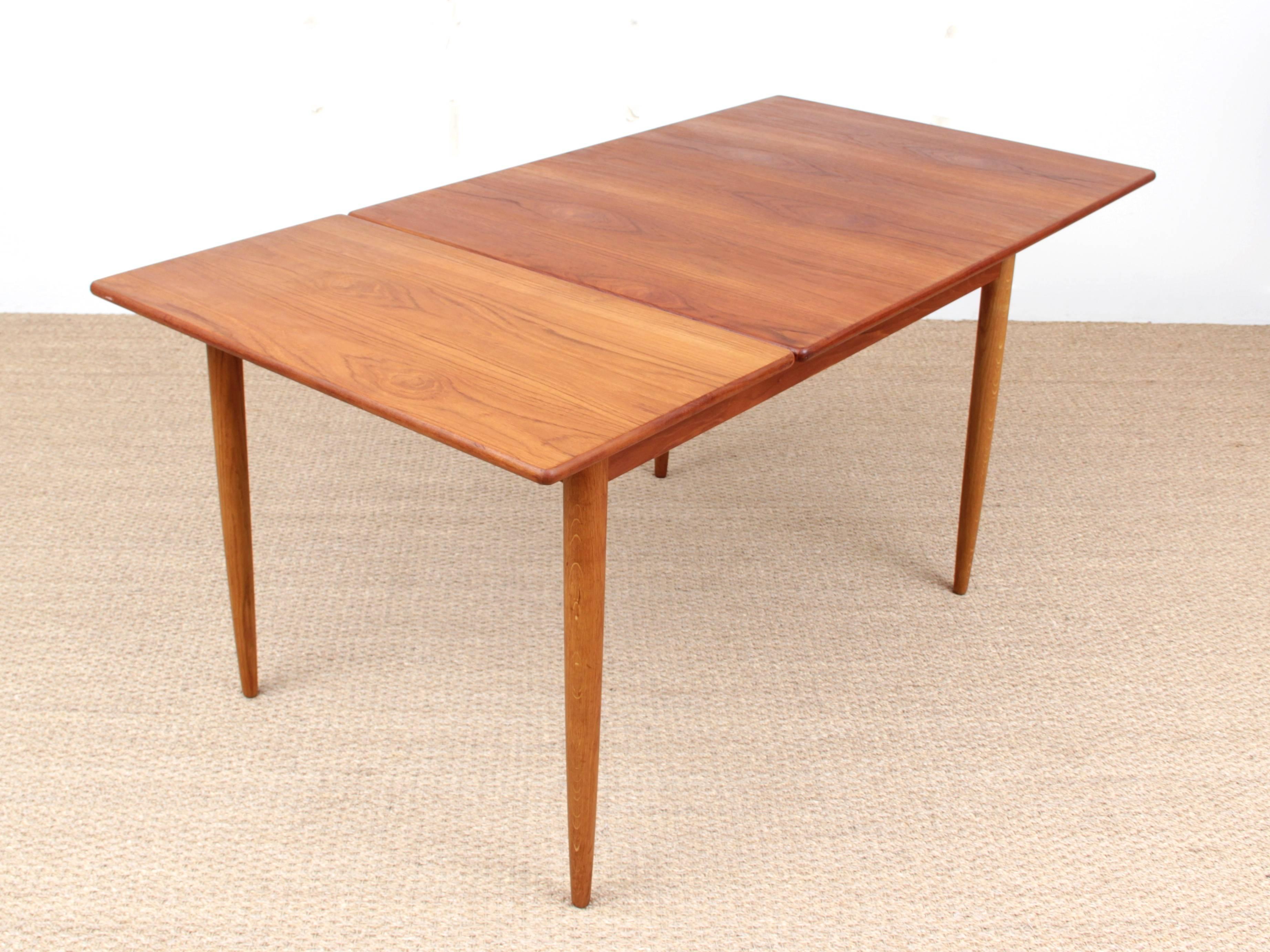 Mid-Century Modern Scandinavian Dining Table in Teak and Oak, 4/8 Seats  For Sale 1