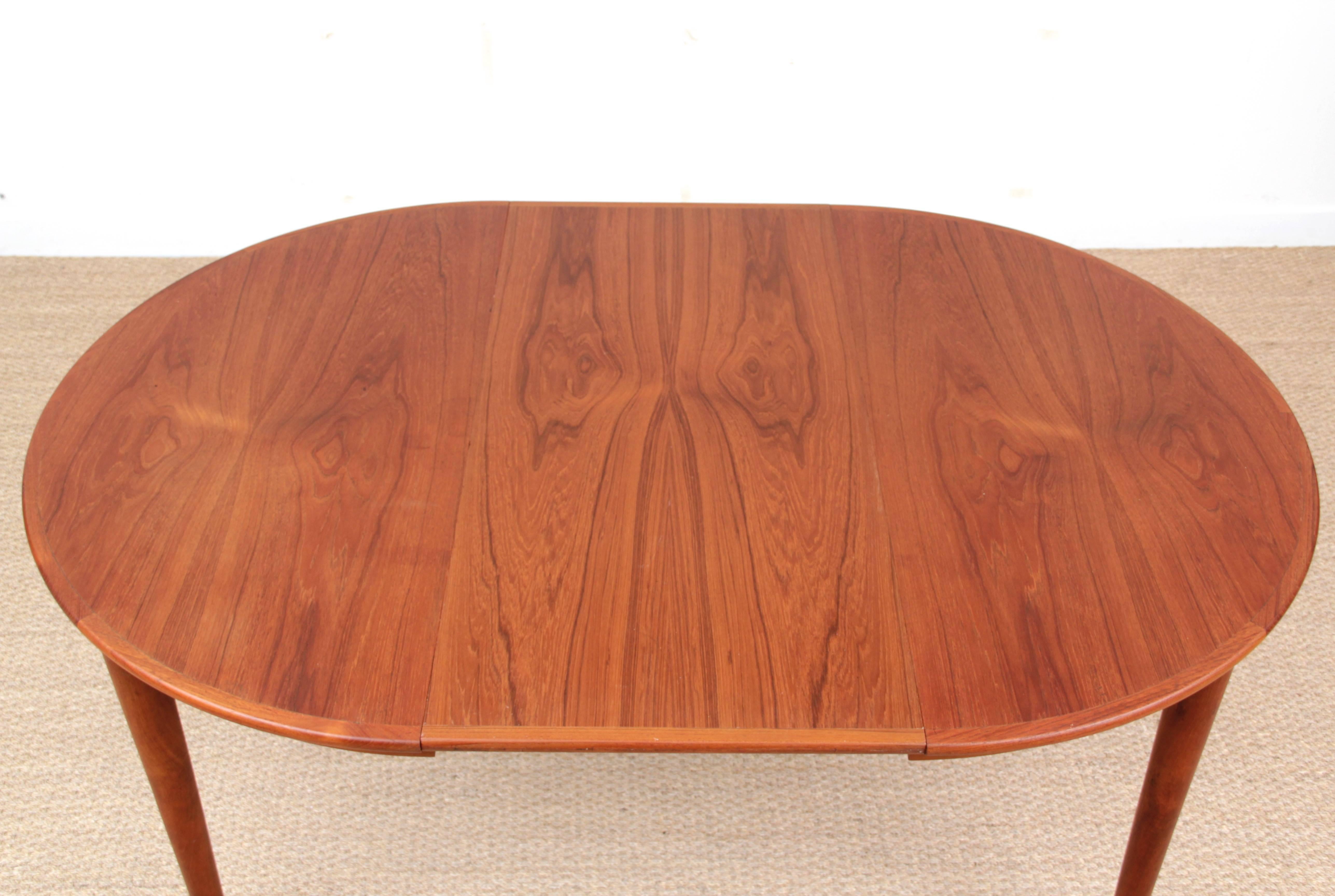 Mid-Century Modern Scandinavian Round Dining Table in Teak In Good Condition In Courbevoie, FR