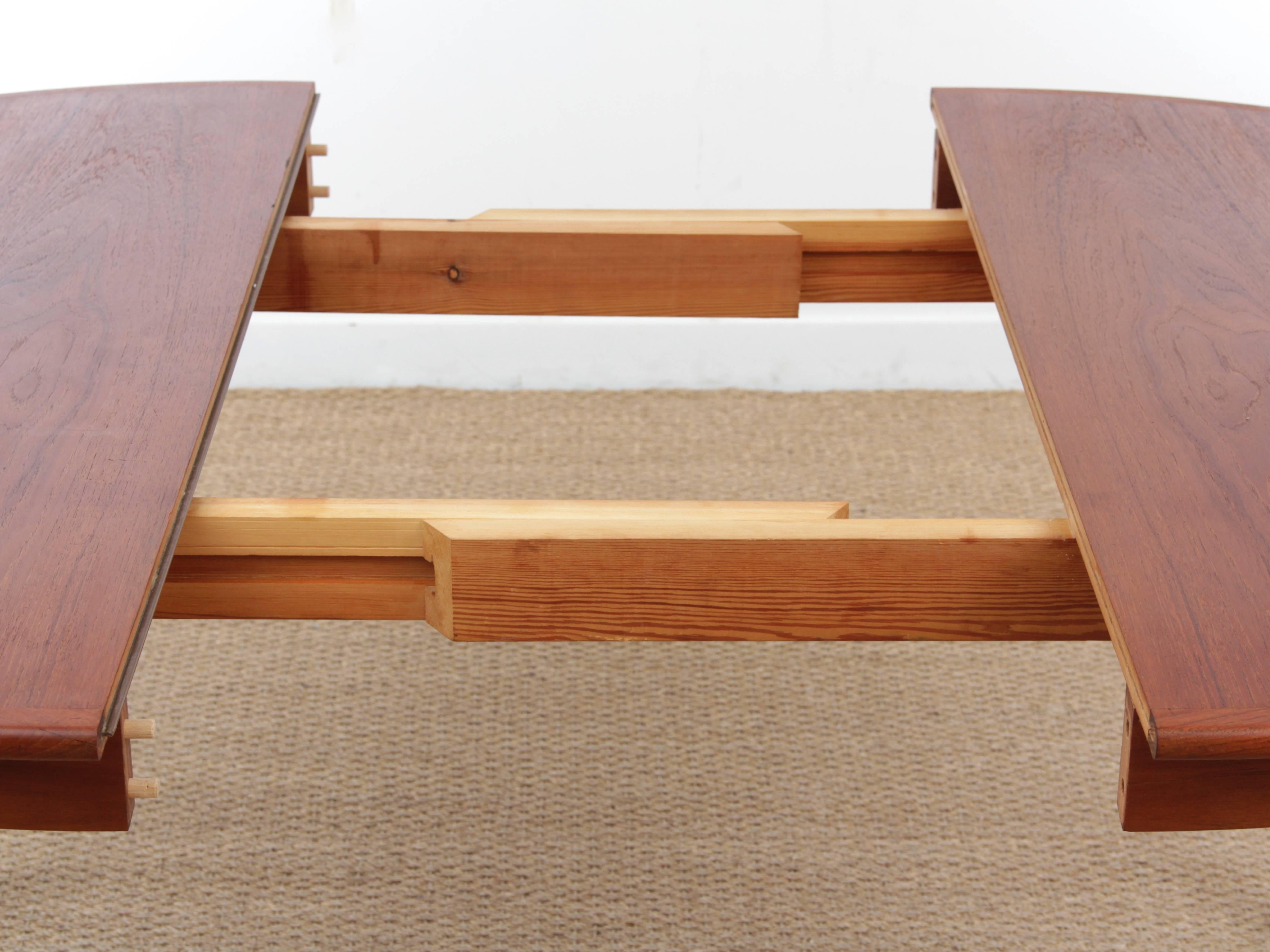 Mid-20th Century Mid-Century Modern Scandinavian Round Dining Table in Teak