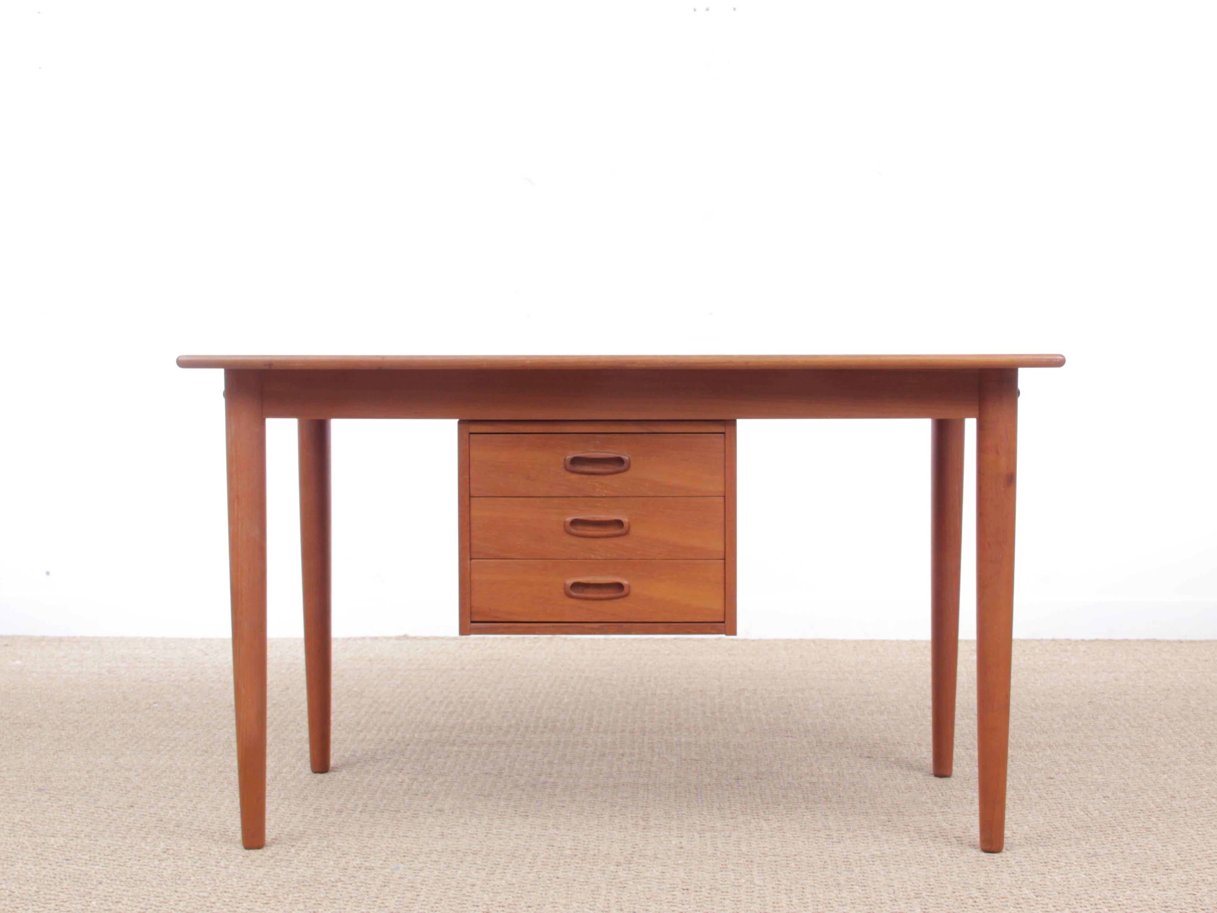 Mid-Century  modern scandinavian desk in teak. 3 drawers. Drawers block can be slide from right to left.
