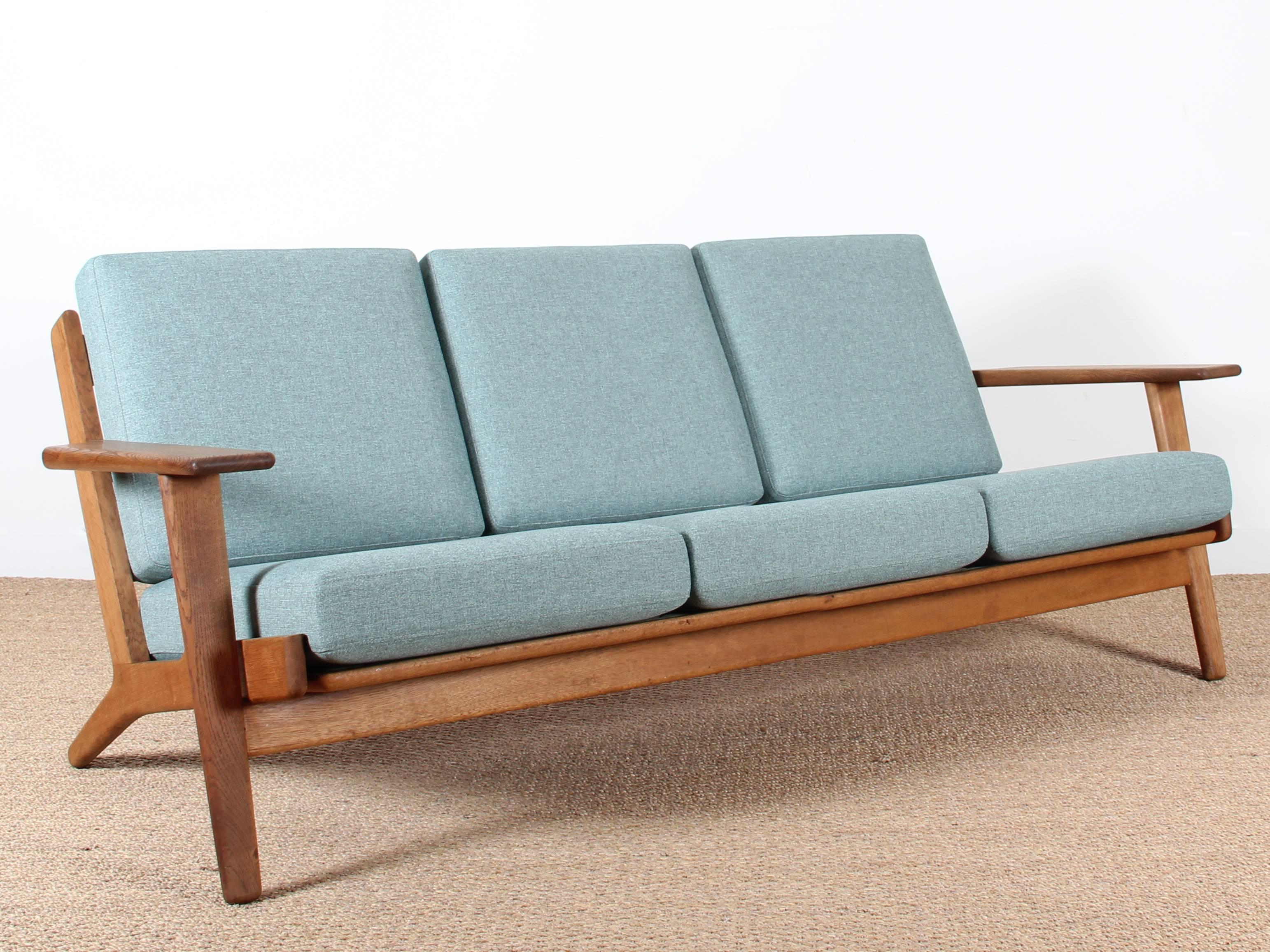 Scandinavian sofa by Hans Wegner for Getama. Three seats. Solid oak base.

Design from 1959, produced from the late 1960s.

Excellent condition. Very beautiful patina. New Bultex cushions, made in Getama workshops and covered with Gabriel Step