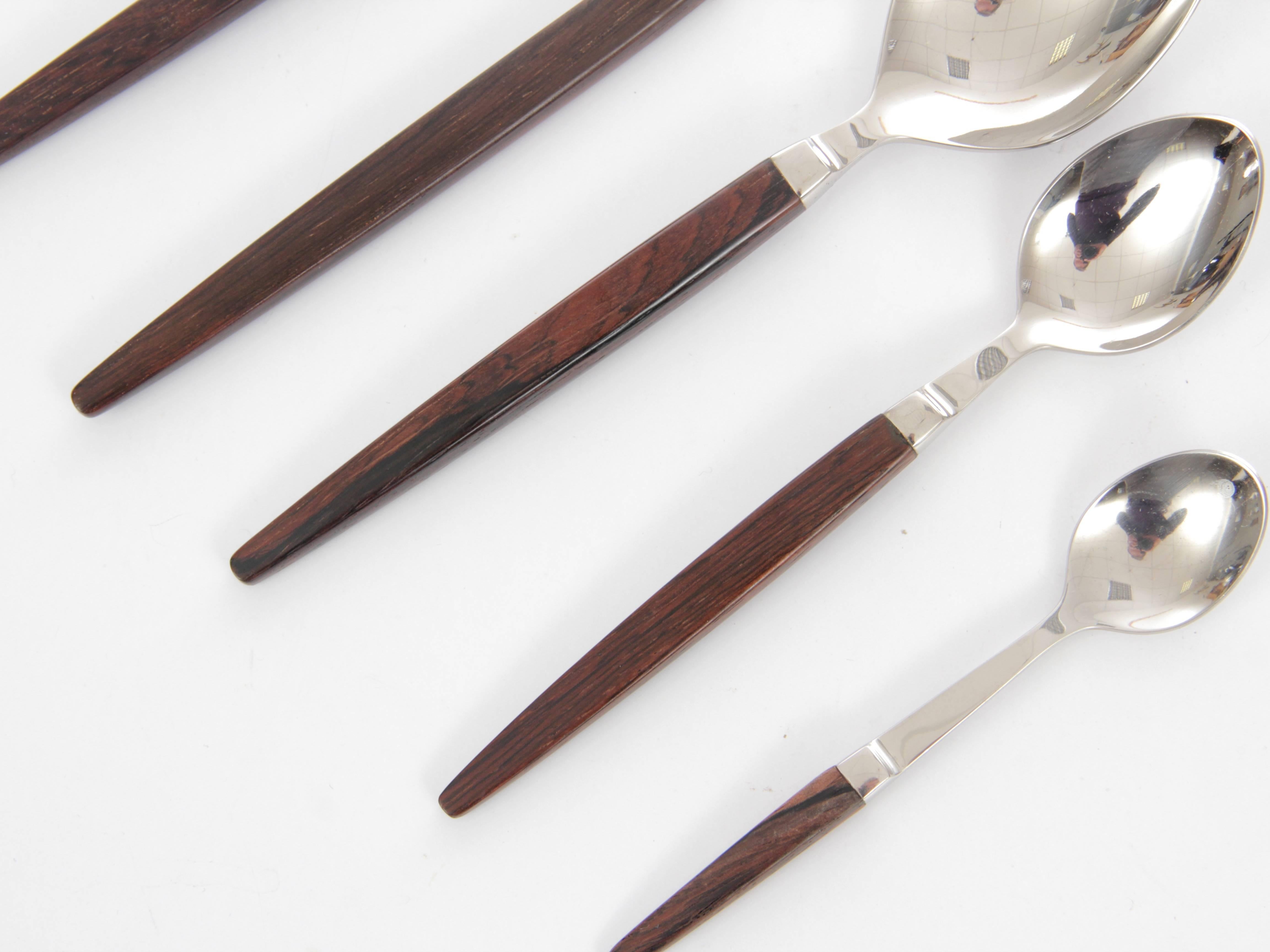 Mid-Century Modern Scandinavian cutlery by Henning Nørgaard. Model Eton, 60 pcs. Stainless and Rio rosewood. 

Measures: 12 dining forks, 12 dining knives, 12 soup spoons, 12 dessert spoons, 12 coffee spoons.

No dishwasher.
 