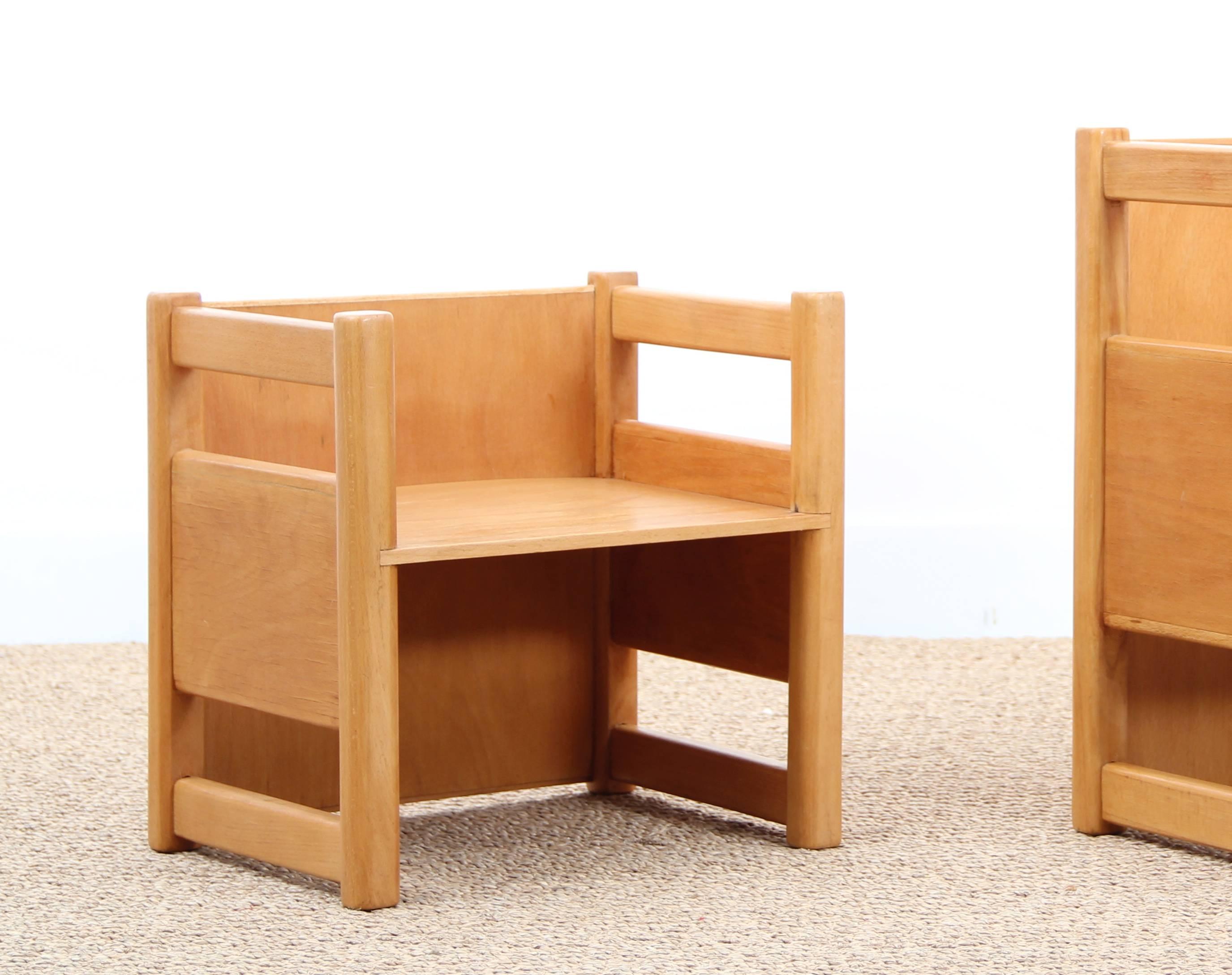 Modular together to child Kay Bojesen and Magnus Stephensen in 1937. Varnished beech. Consisting of two cubic acting chair or table, two heights and a removable steering wheel system.