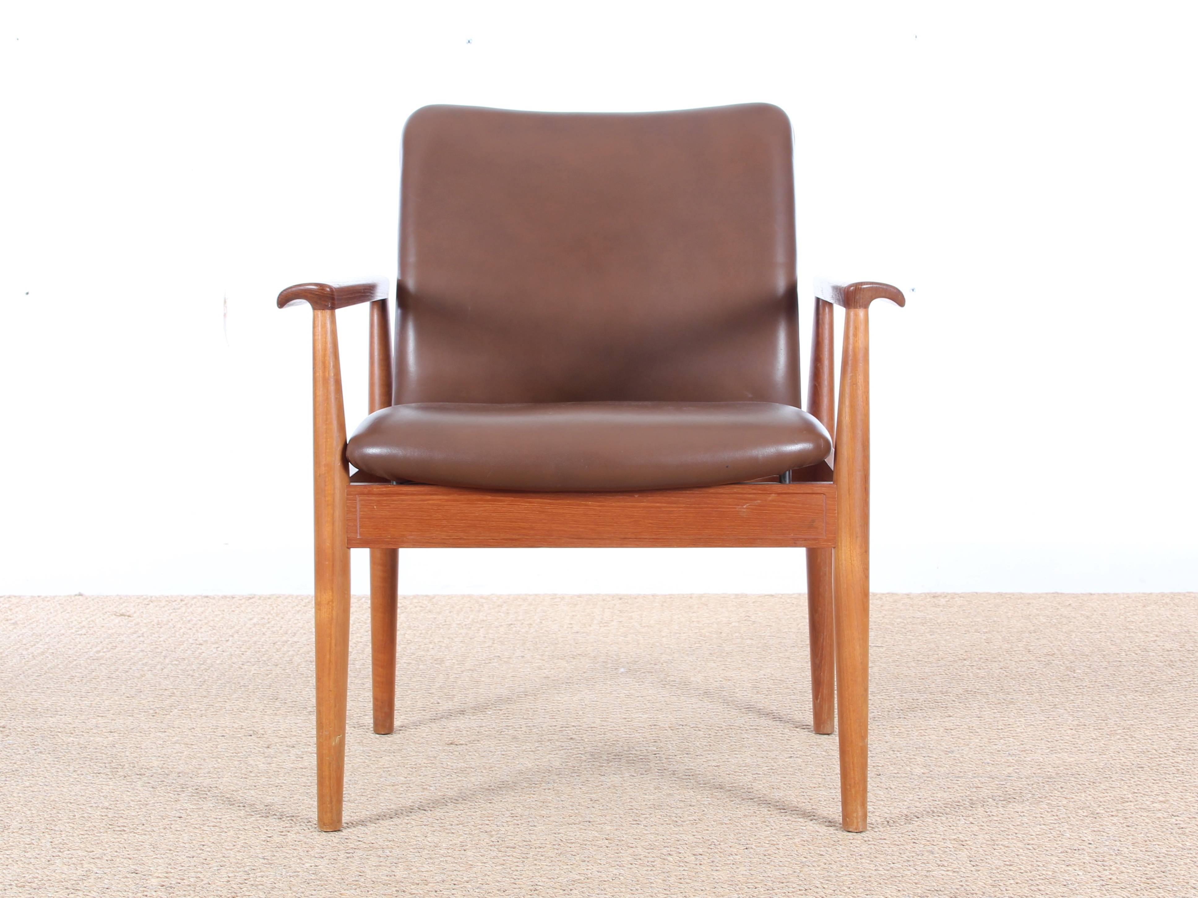 Mid-Century Modern Scandinavian set of six diplomat armchairs in teak by Finn Juhl. Original cover in brown leather.