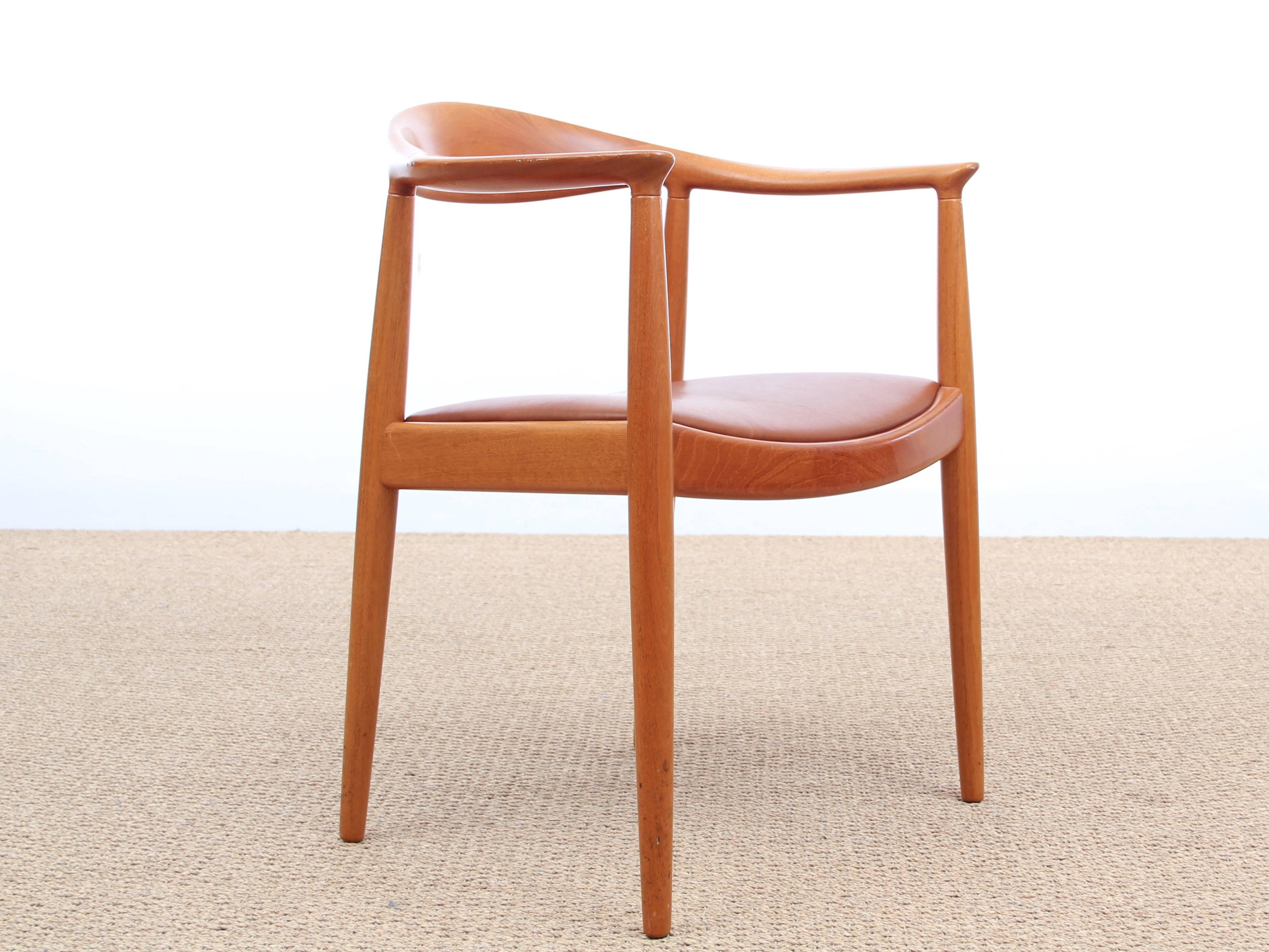 Scandinavian desk chair in solid mahogany Hans Wegner. Edition Johannes Hansen, circa 1970. Assisi renovated full grain leather walnut Sørensen. The full grain leather is an uncorrected leather, and can leave appear natural skin defects such as