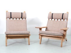 Ein Paar skandinavische Lounge-Sessel im Mid-Century-Modern-Stil vom Typ GE 375, mit 2 Armlehnen