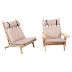 Ein Paar skandinavische Lounge-Sessel im Mid-Century-Modern-Stil vom Typ GE 375, mit 2 Armlehnen