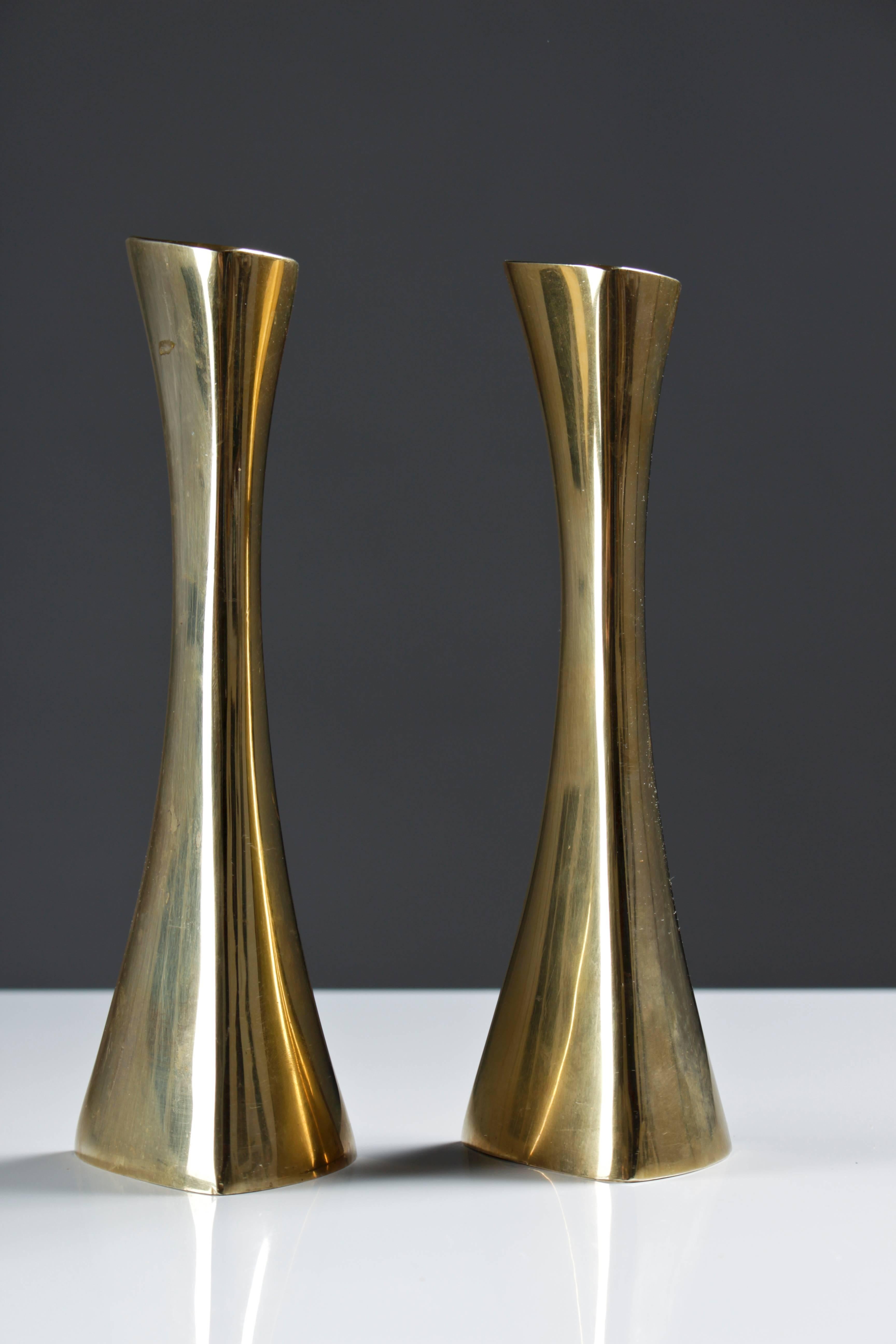 Beautiful, organic shaped candlesticks in brass by K-E Ytterberg for BCA Eskilstuna.
4 pieces avalable