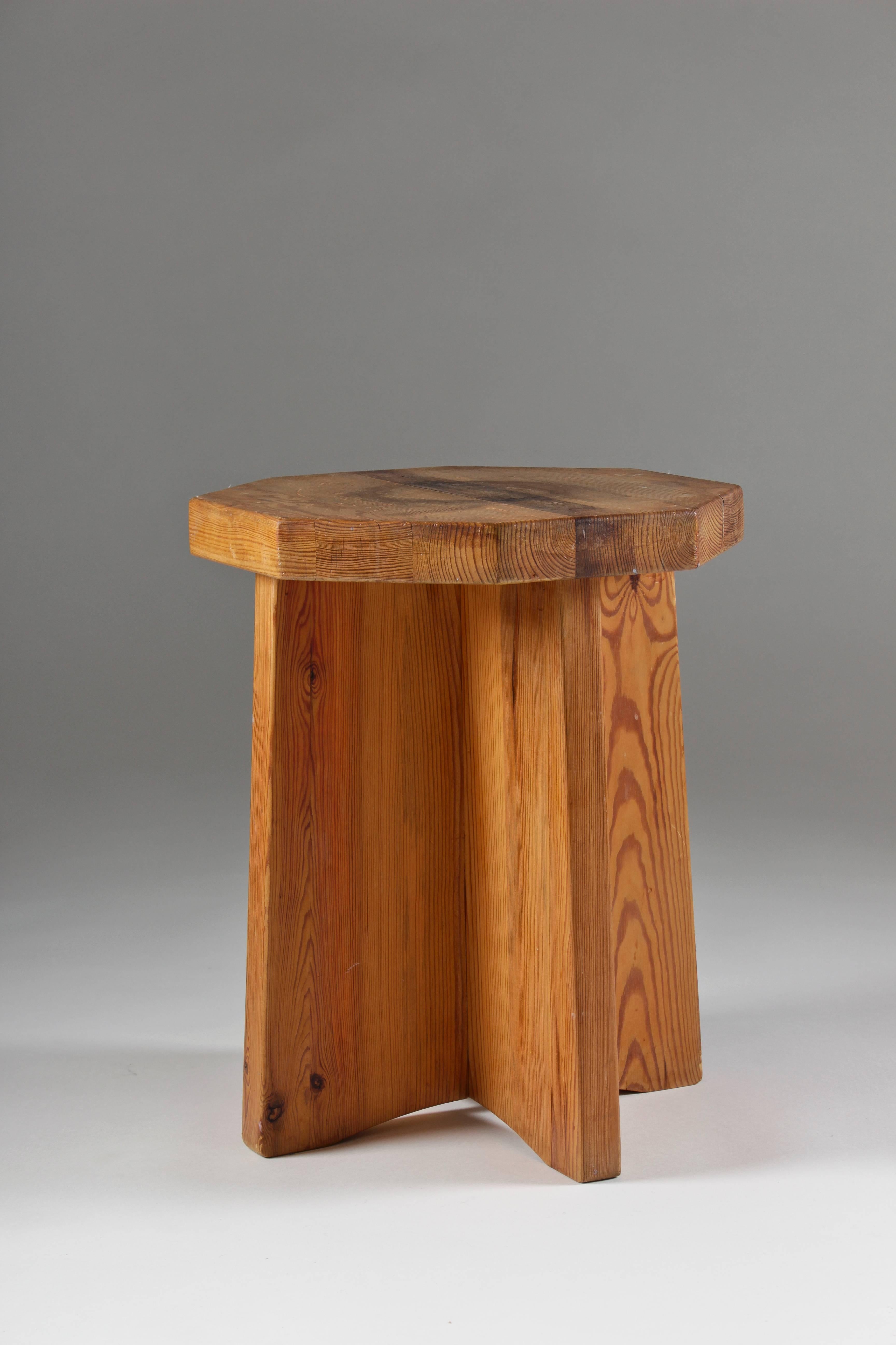 Beautiful side table or stool in the manner of Axel Einar Hjorth. The table is made of solid pinewood and shows a beautiful patina.