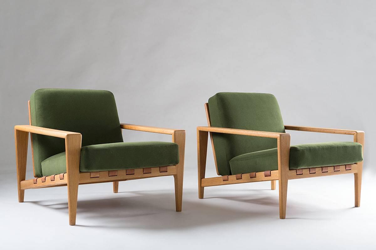 Stunning Swedish lounge chairs "Bodö" in oak with leather details designed in 1957 by Svante Skogh. This chairs features new cushions around original metal inner springs, and was reupholstered with green high quality velvet.
The chairs