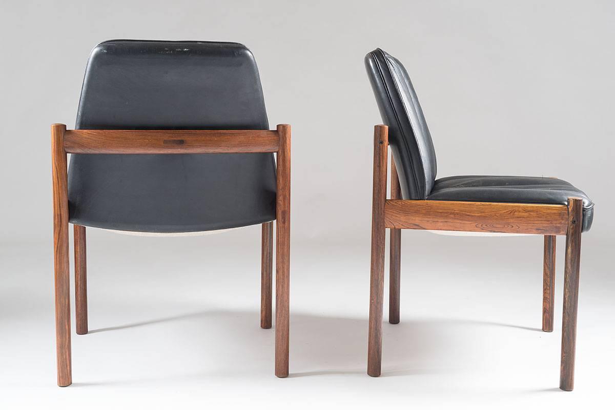 Ein Paar hochwertiger Stühle der norwegischen Ikone Sven Ivar Dysthe. Die Stühle sind mit schön patiniertem Leder und einem Gestell aus massivem Palisanderholz ausgestattet,
Die Stühle sind in sehr gutem Zustand.
