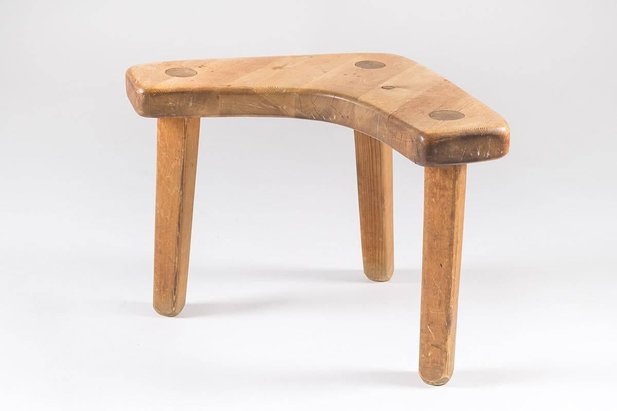 Tabouret fabriqué par le travailleur du bois suédois Stig Sandqvist. Ce tabouret peut également être utilisé comme table d'appoint, s'intégrant parfaitement dans un coin. Le tabouret est fabriqué en pin massif et présente une belle patine.
Condit :
