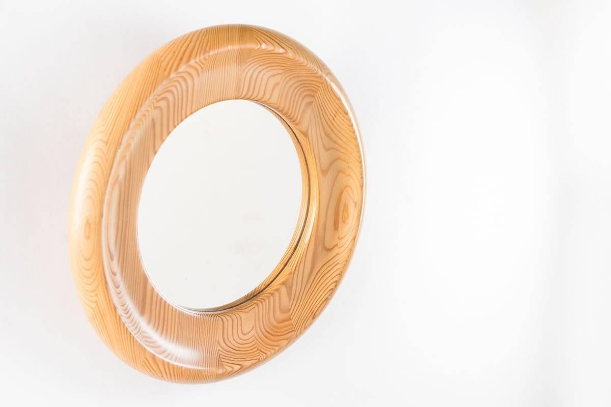Petit miroir rond d'Erik Höglund. Ce miroir montre une grande qualité dans les détails et a été fabriqué en petites quantités.
Condition : Très bon état vintage, petites bosses sur le bois et légères rayures sur le verre.
