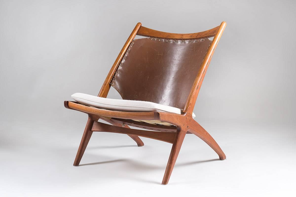 This chair was designed in 1955 by Fredrik Kayser and Adolf Relling and produced by Gustav Bahus (Norway). The chair shows a fantastic design and construction quality. The simple lines and the designers' feeling for proportions and material make