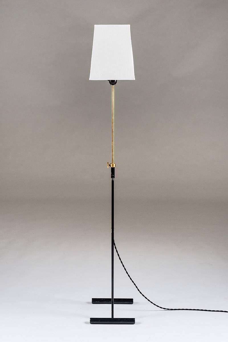 Rare floor lamp manufactured by ASEA, probably designed by Svend Aage Holm Sorensen (Denmark).
This lamp stands on two solid metal cylinders that are attached to an A-shaped metal frame. In the center of the frame sits a brass pole that is holding