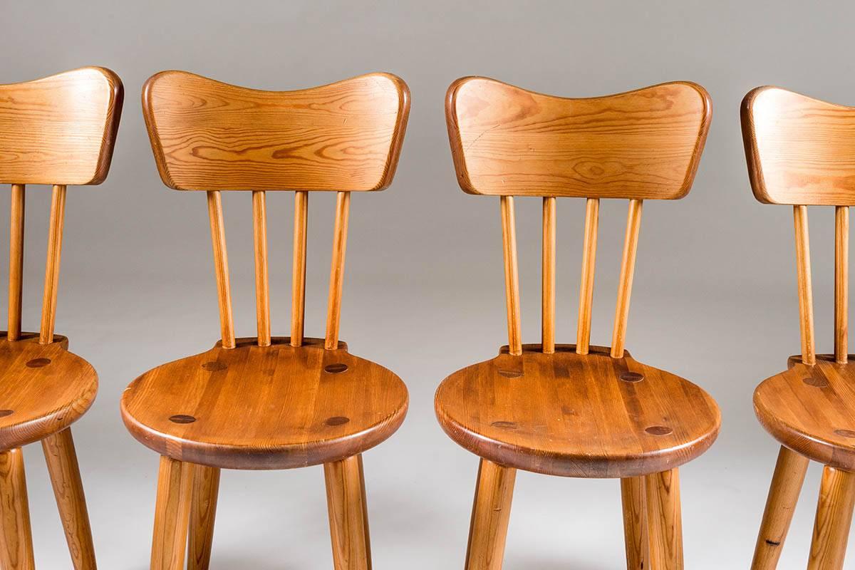 Ein Satz von vier sehr seltenen Stühlen aus Kiefer von Torsten Claeson, Schweden.
Der Stuhl wurde 1939 im Röhsska-Museum als 