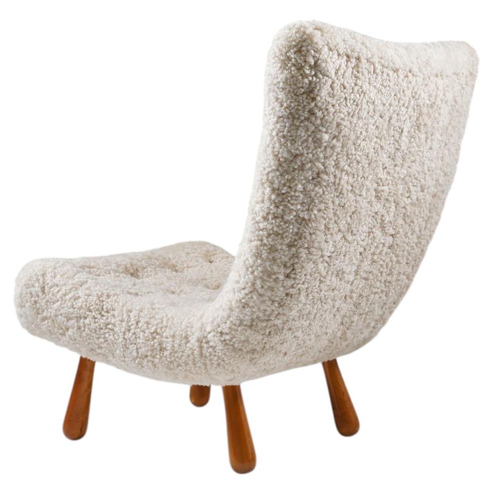 Chaise longue scandinave du milieu du siècle en peau de mouton en vente