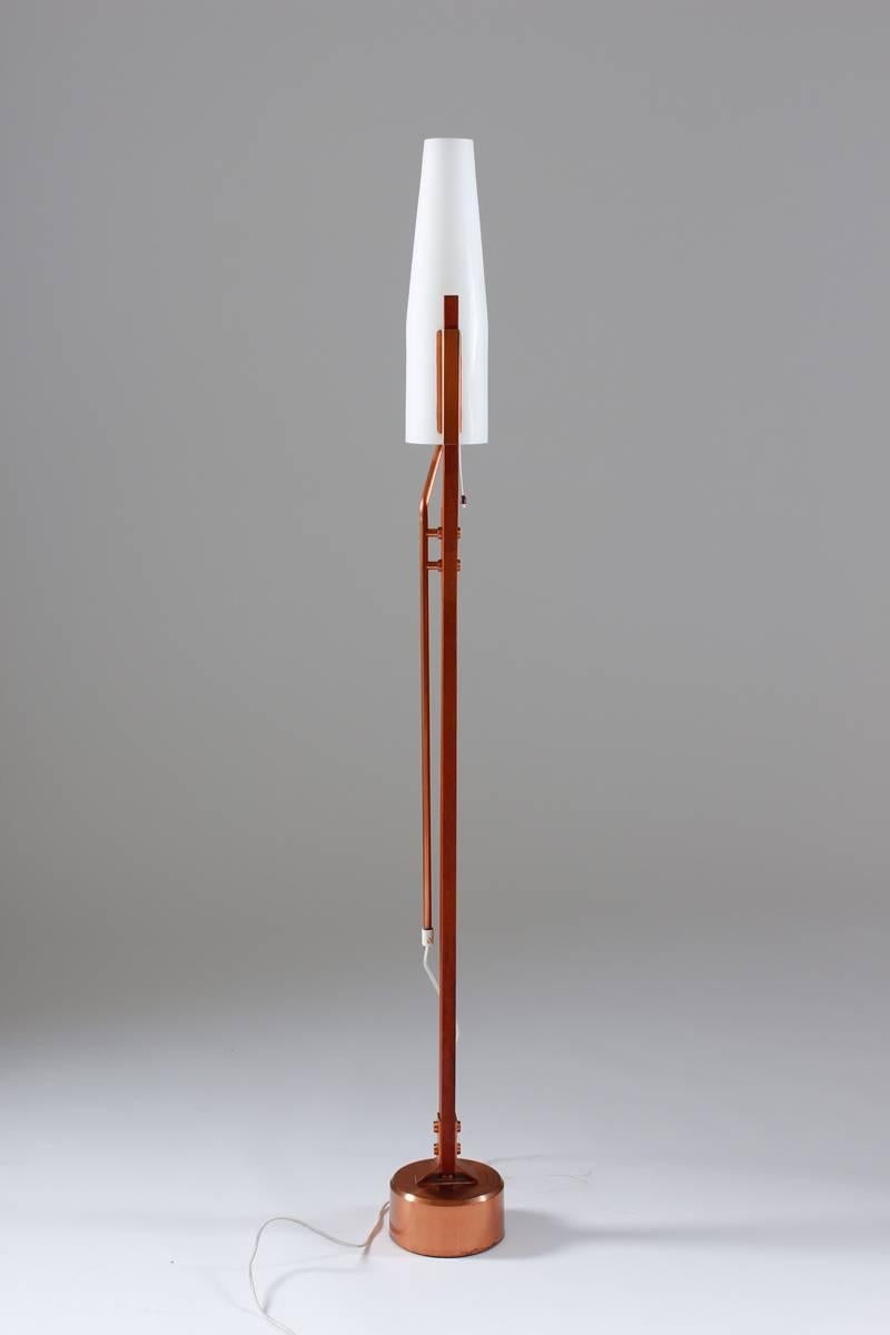 Mid-Century moderno Lampada da terra molto rara di Orrefors in teak, rame e vetro opalino in vendita