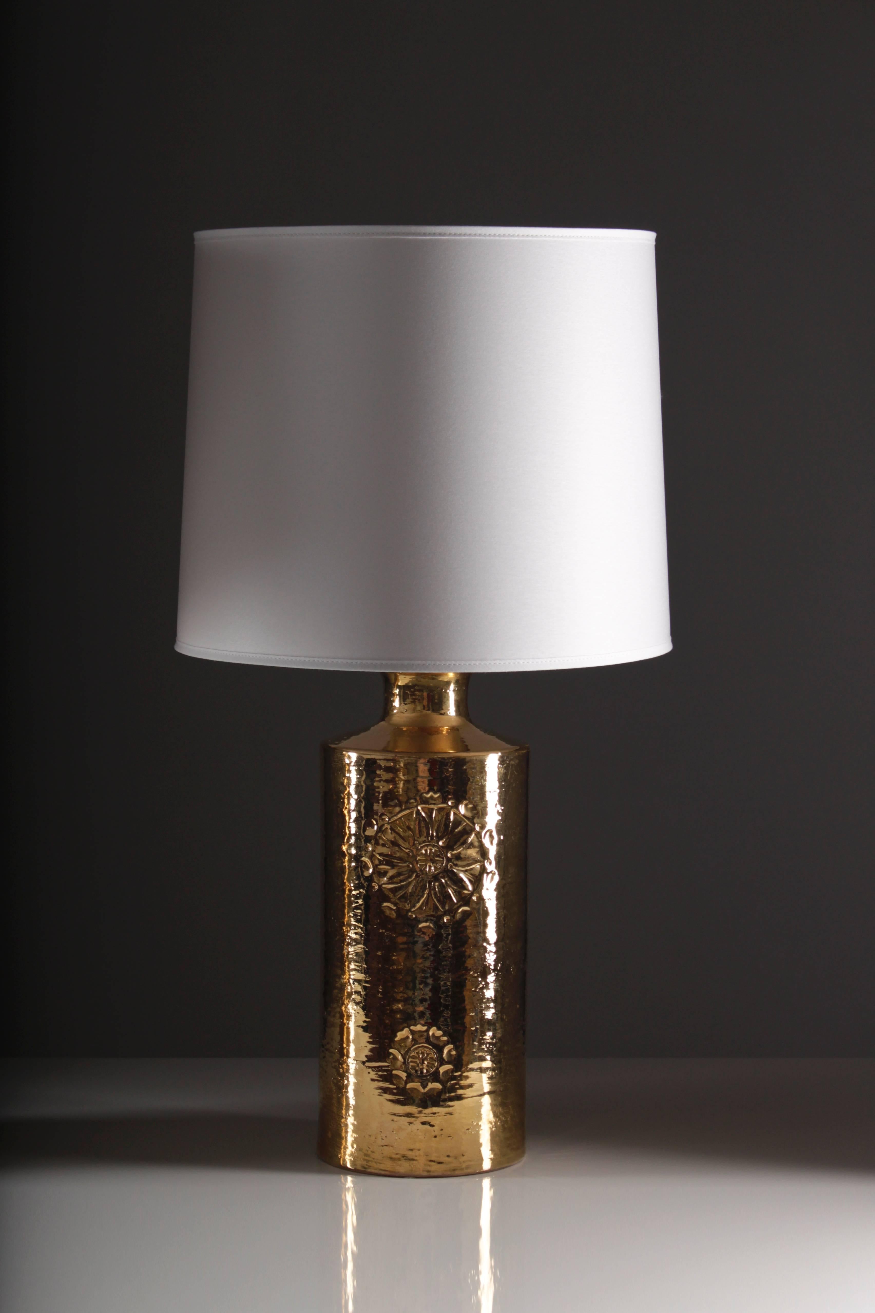 Pair of table lamps by Bitossi for Bergboms in 22-karat gold glazed ceramic with floral details, in excellent condition.
Please note that the lamps are sold without shades.
The height without the shades is 45cm, with shades 63cm.
