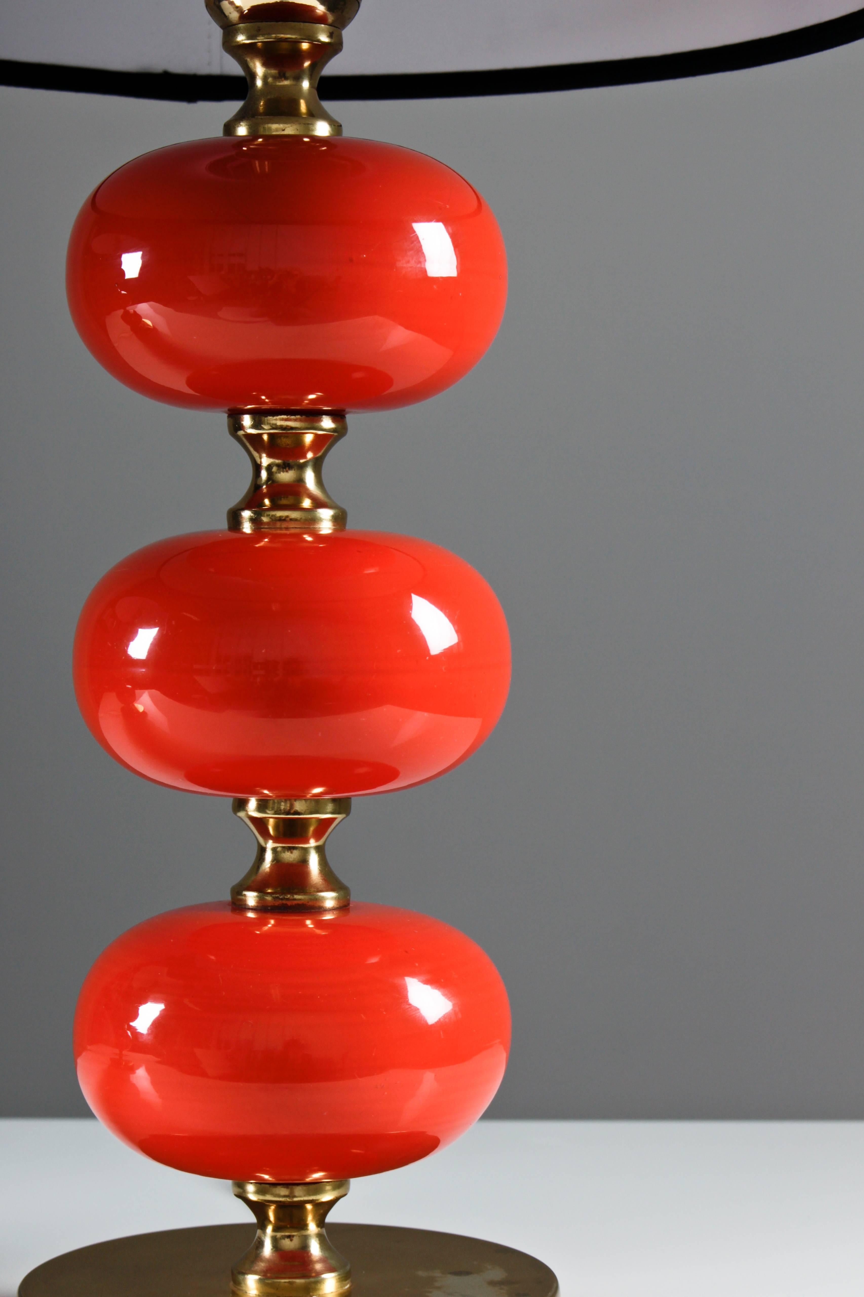 This set of two midcentury table lamps was manufactured between the 1960s and 1970s by Stilarmatur Trana°s in Sweden. The lamps feature three orange glass spheres with brass feet and details. The lamps have been rewired.
The lamps are in good