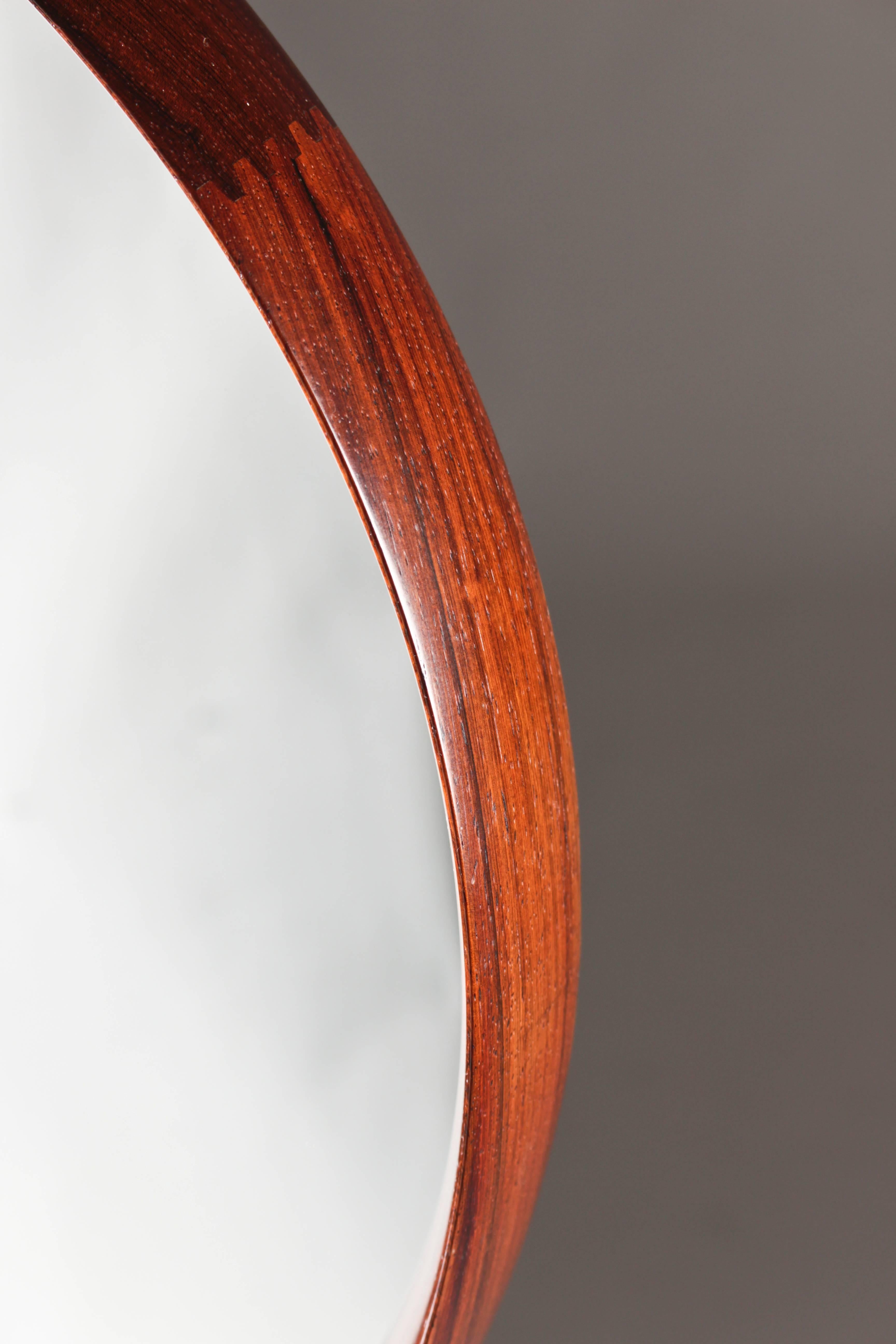 Miroir rond en bois de rose d'Uno & Sten Kristiansson pour Luxus en vente 1
