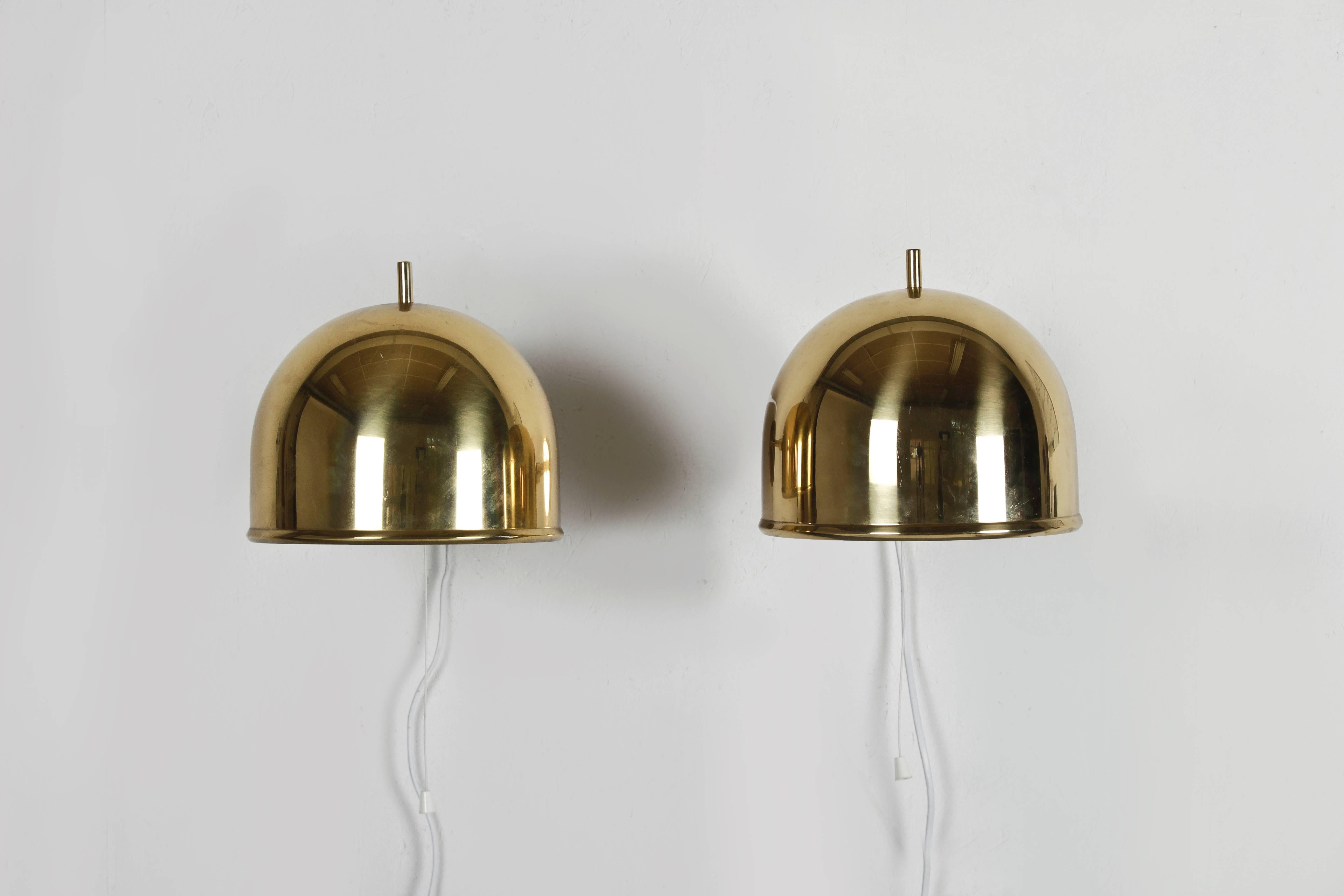 Set of two wall lamps in brass, model V-755, designed by Eje Ahlgren for Bergboms. The lamps are in good condition and have been rewired. Comes with original brass screws.