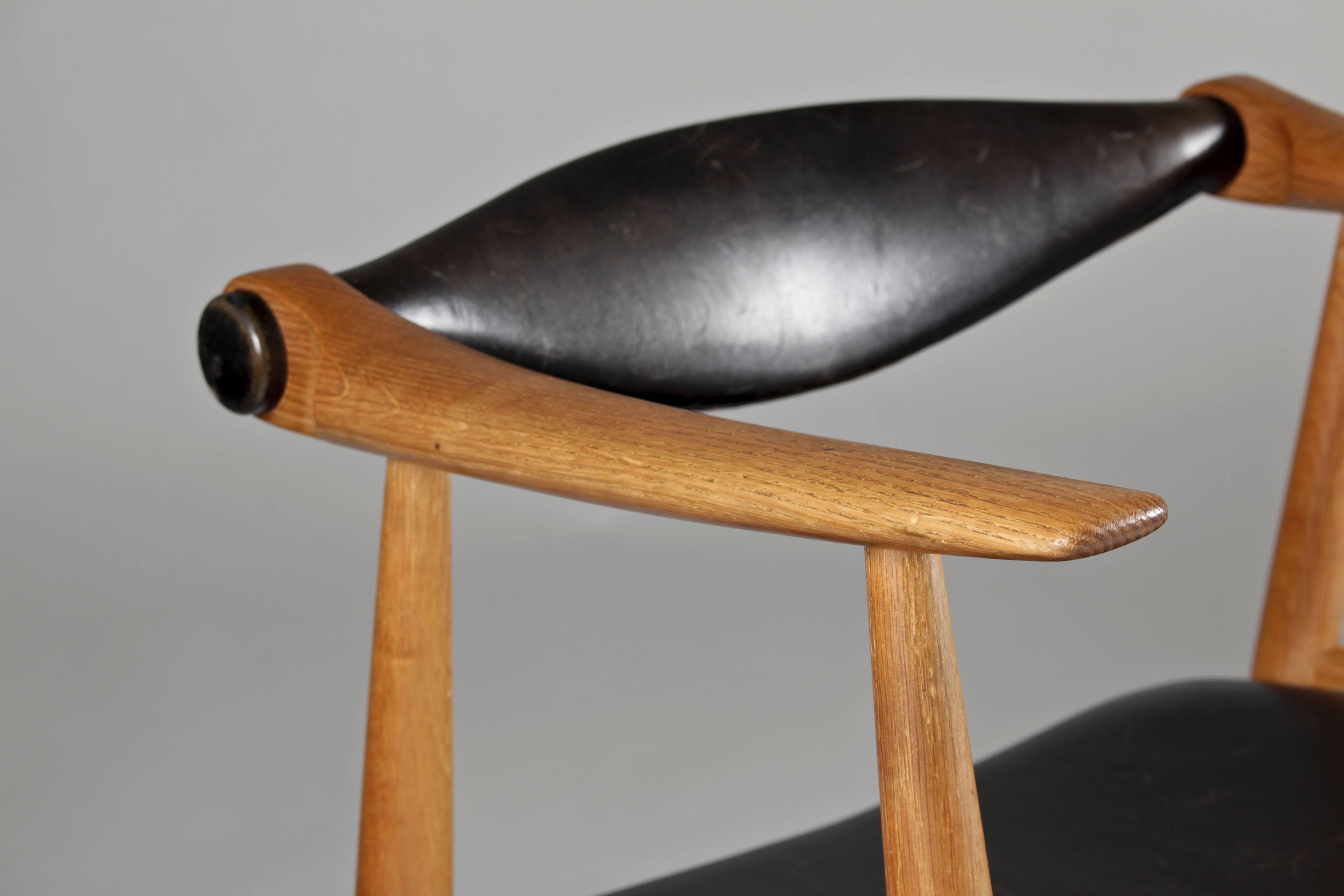 Hans J Wegner CH-34 Armchair in Oak and Leather 1