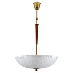 Schwedische moderne glas- und messinganhänger von Orrefors