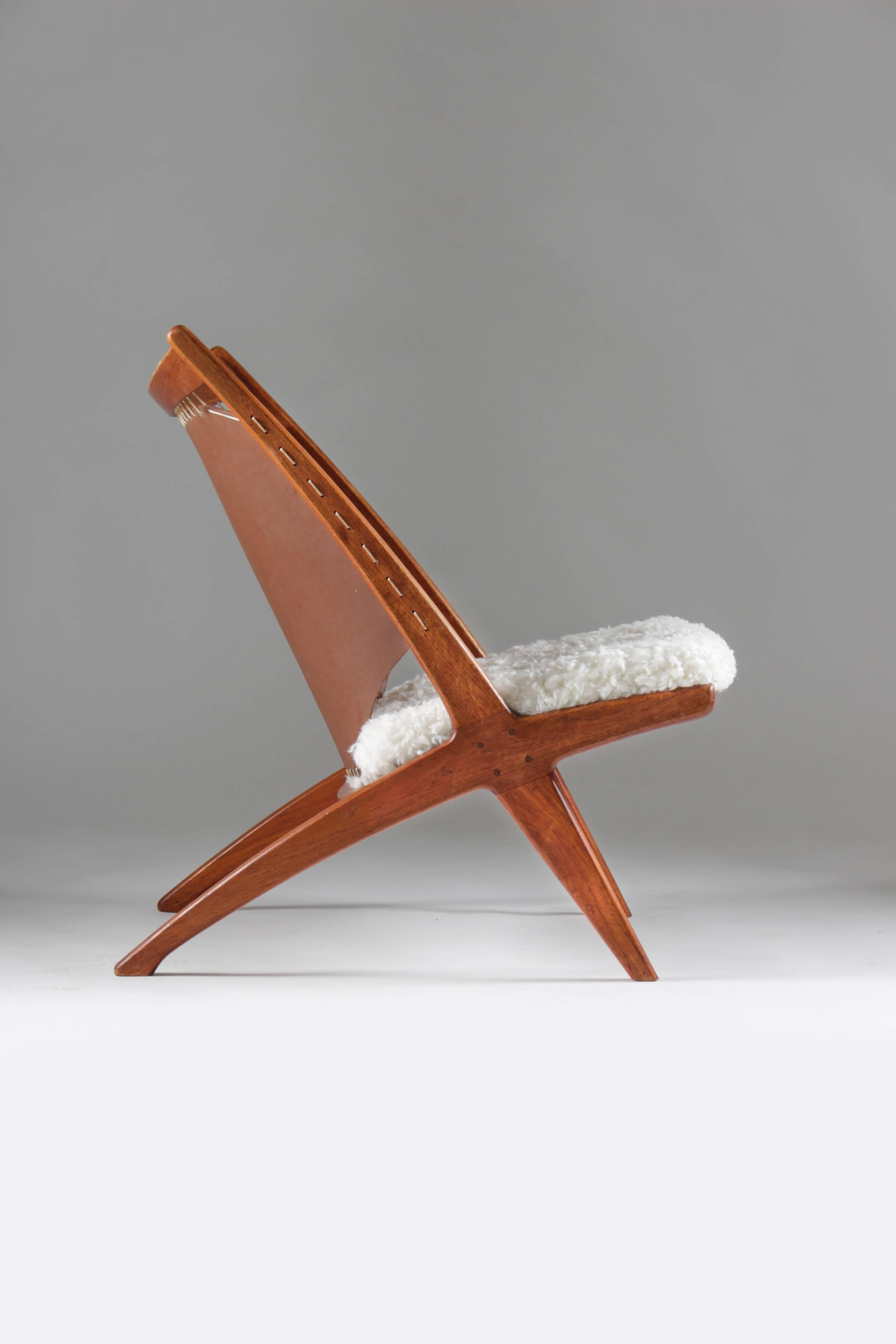 This chair was designed in 1955 by Fredrik Kayser and Adolf Relling and produced by Gustav Bahus (Norway). The chair shows a fantastic design and construction quality. The simple lines and the designers' feeling for proportions and material make