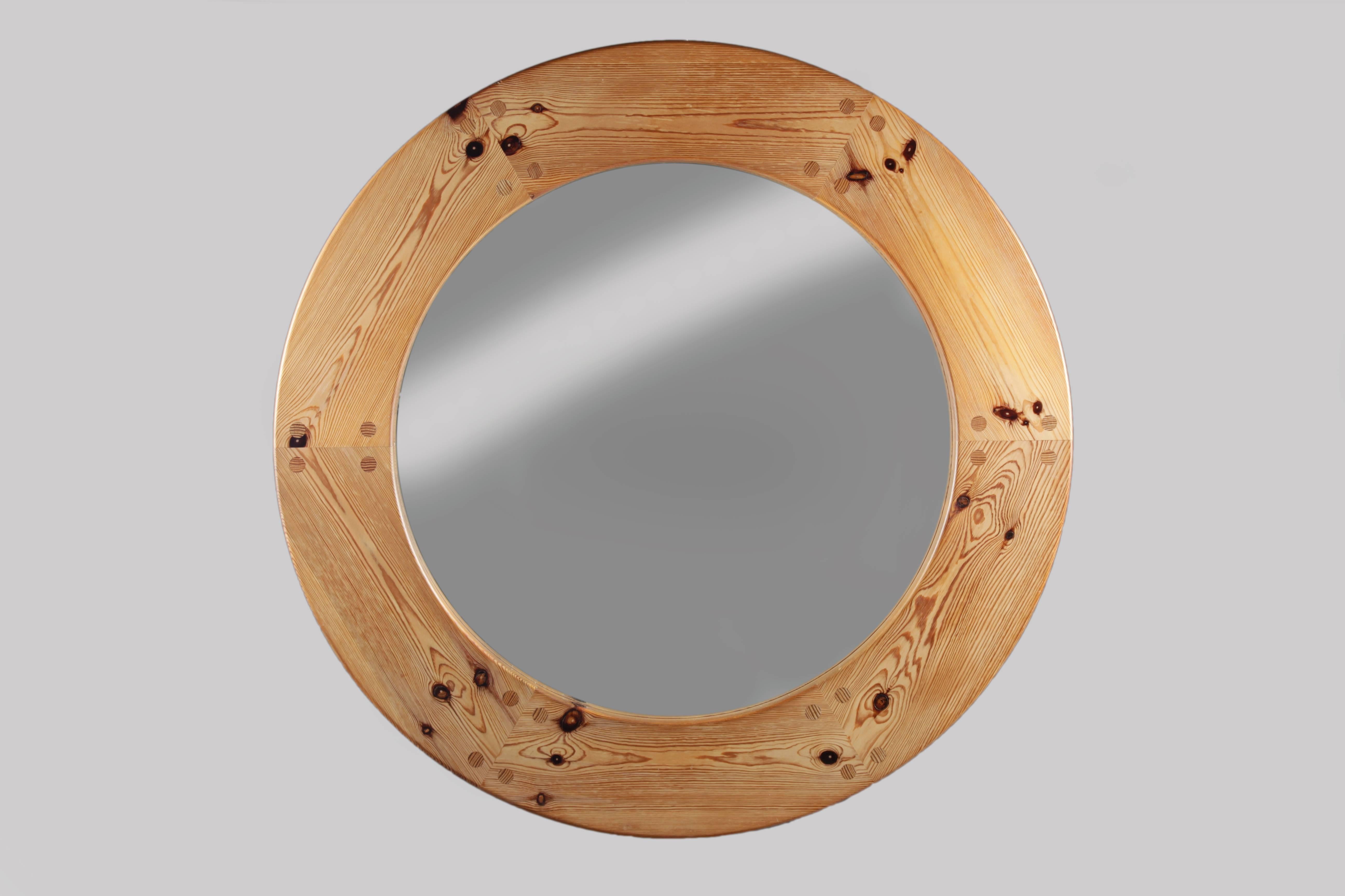 Large and heavy robust mirror in pine with beautiful details. Its large size combined with the elegant details make this mirror unique and perfect as a centerpiece in the room.
   