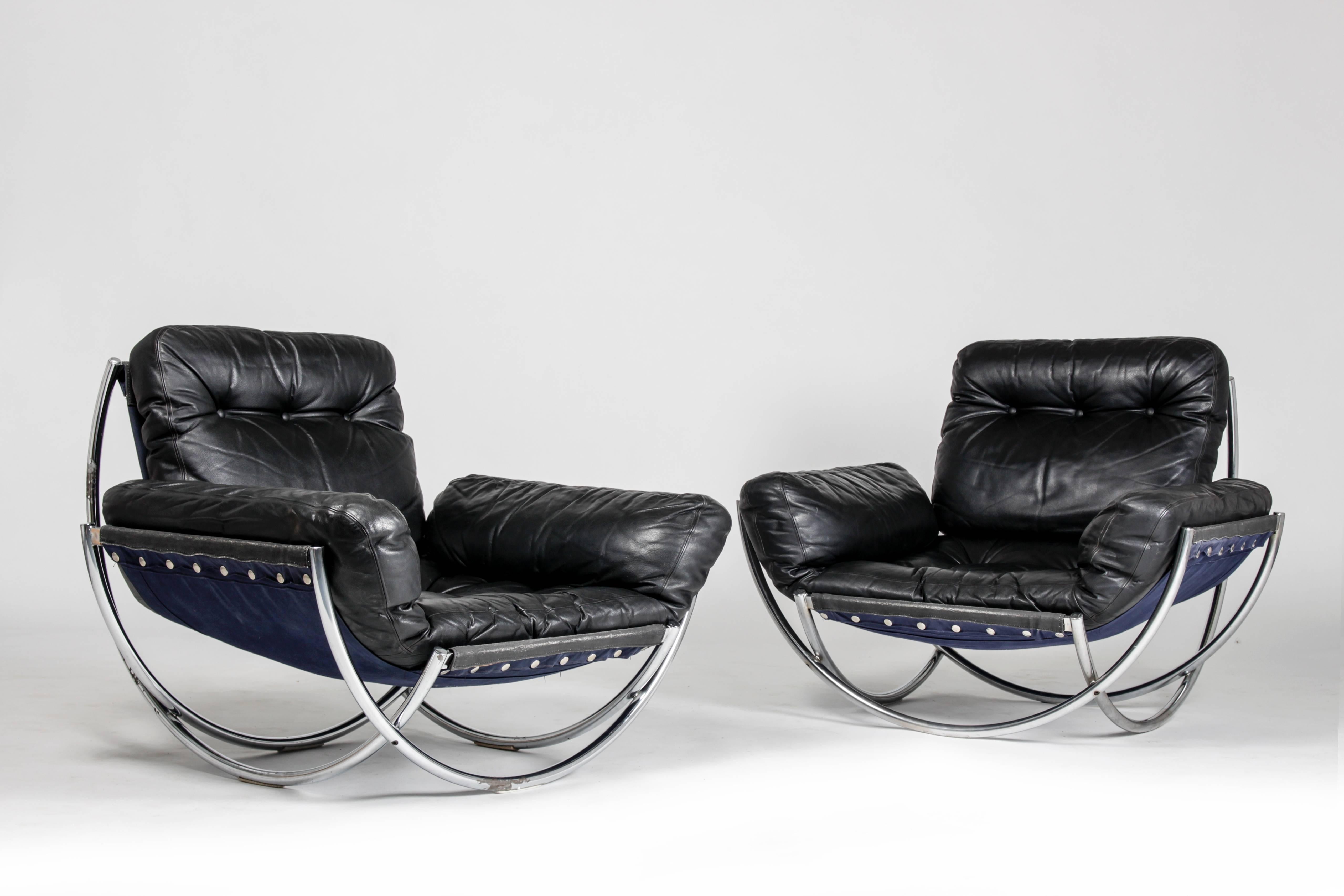 A pair of rare armchairs / lounge chairs by Lennart Bender for AB Wilo, Sweden. The design is just as simple as it is spectacular, with four half-circle metal pipes shaping the whole chair. The seating and armrest are one cushion and the backrest
