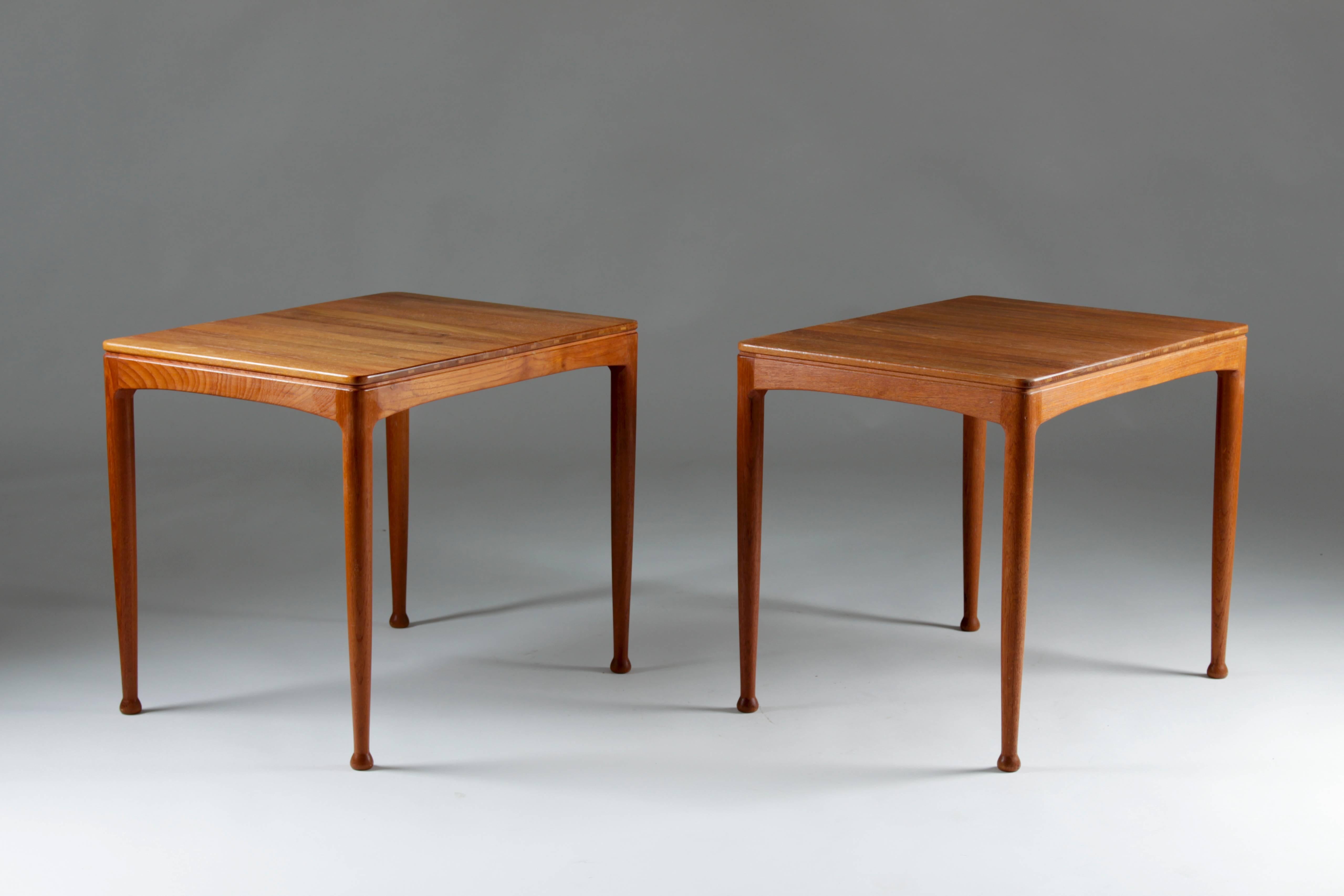 A pair of side tables in solid teak and drumstick legs. The table top is held together with pieces of light wood that become visible on the side.
The tables are in excellent restored condition.
Free shipping in Europe and low rates to other