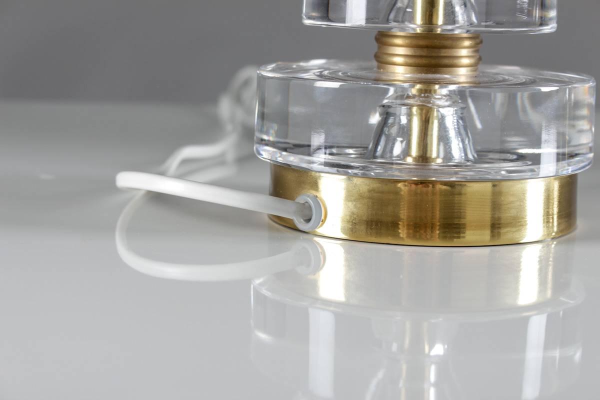 Schwedische Kristallglas-Tischlampen von Carl Fagerlund für Orrefors, Paar (Messing) im Angebot
