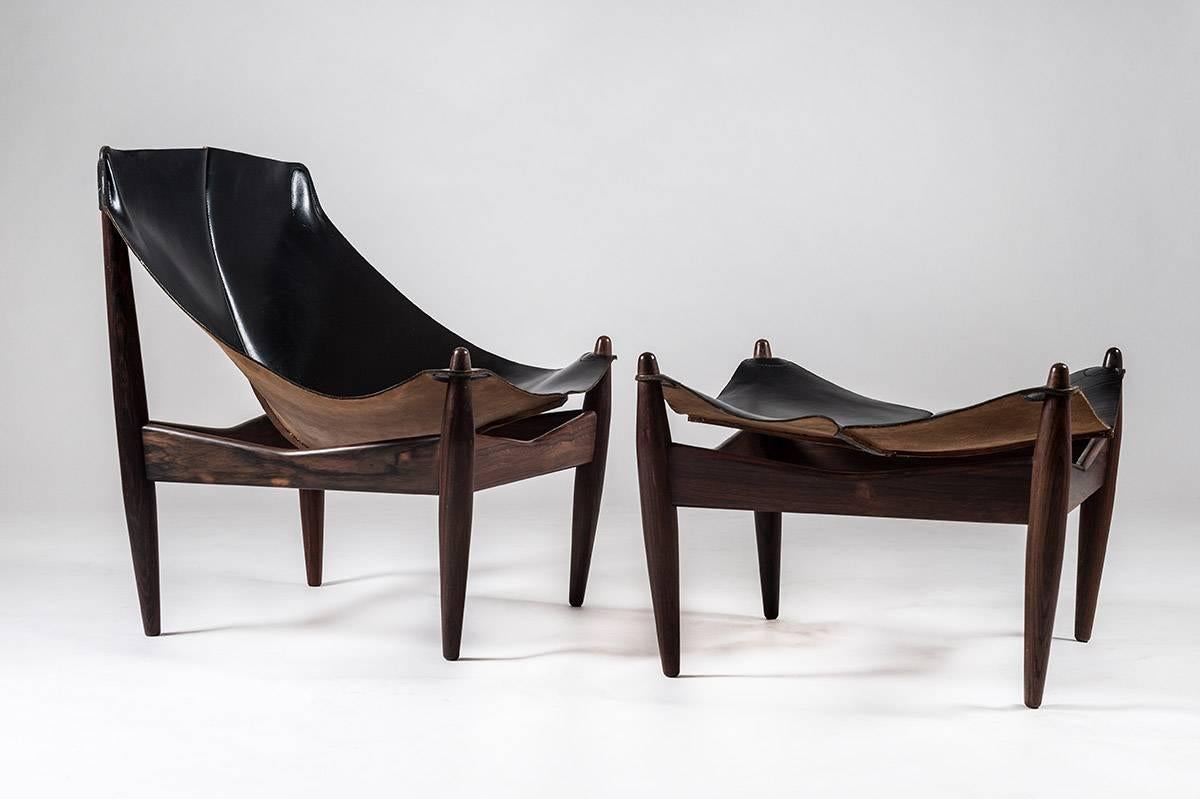 Sehr seltener Sessel und Ottomane Modell 272 in Palisander und Leder entworfen von Illum Wikkelsø.
Schön gestalteter Stuhl aus Palisanderholz und schwarzem Sattelleder. Die Beine aus massivem Palisanderholz weisen eine schöne Maserung auf und sind