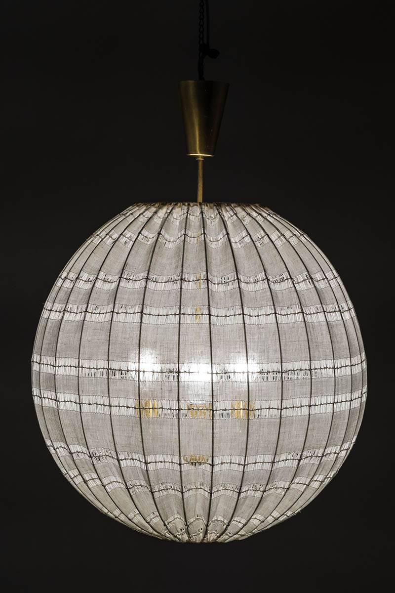 Rare pendant model C496 in brass and fabric by Hans-Agne Jakobsson.
This pendant features three light sources on a brass frame. The lights are surrounded by a large fabric shade with the original labelled fabric from Hans-Agne Jakobsson.
E-27