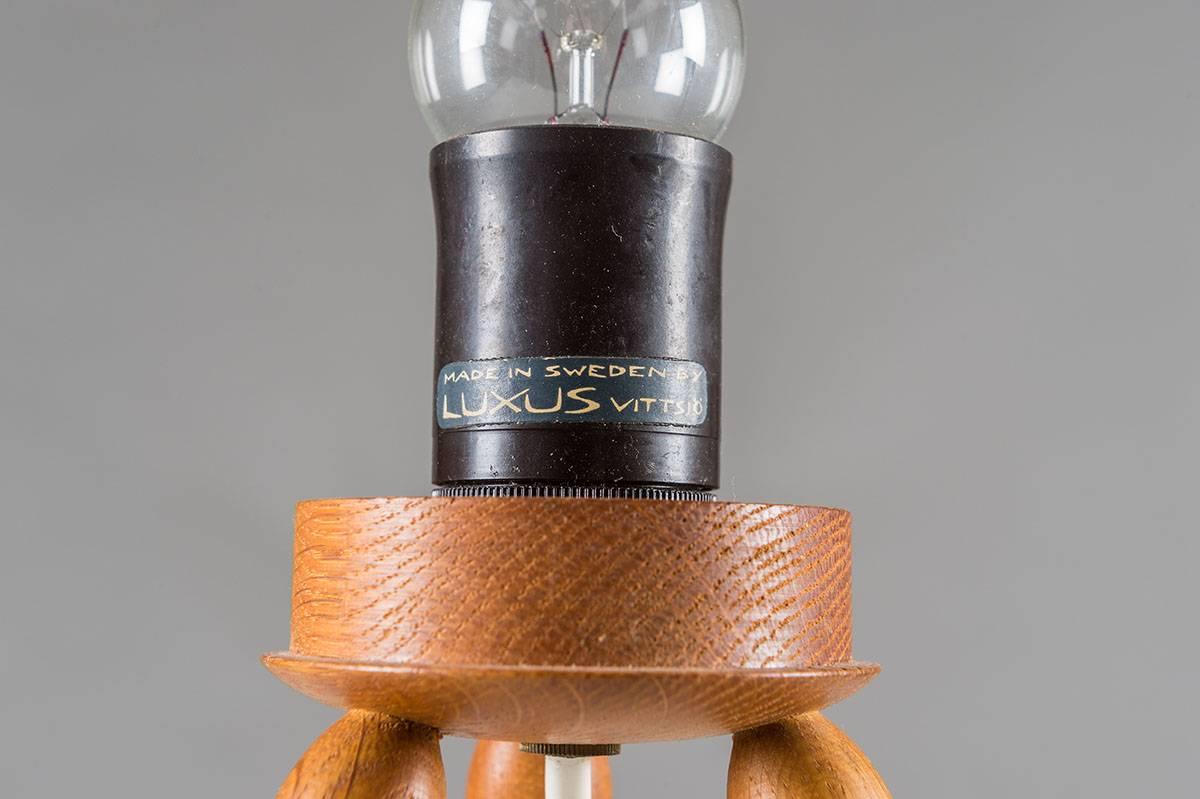 20ième siècle Lampe de bureau scandinave par en chêne et verre opalin par Luxus, Suède en vente