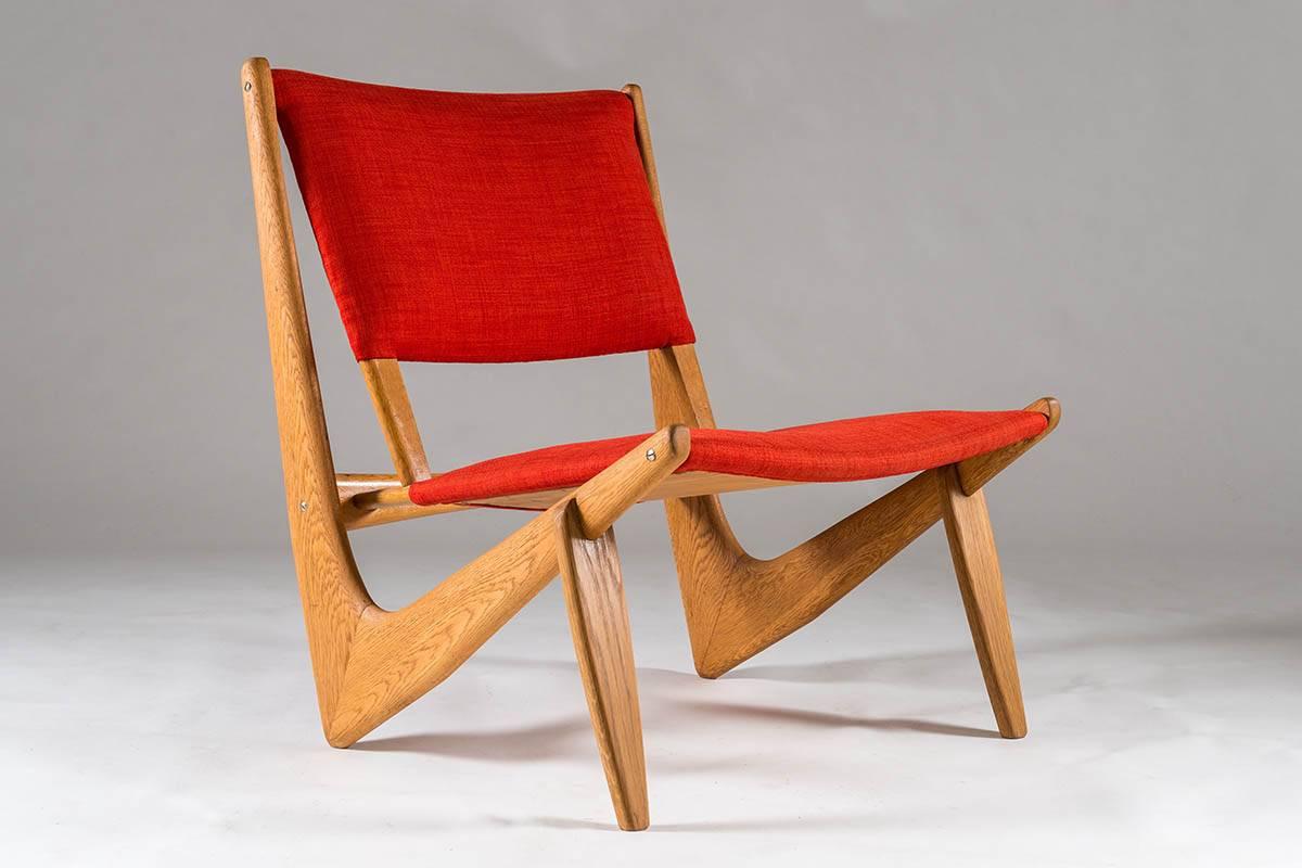 Rare easy chair model 233 in oak designed by Bertil V. Behrman for Engen Möbelfabriker 1956.
A spectacular designed chair that looks great from every angle. The frame is made of Japanese oak and the chair is upholstered in dark orange/red