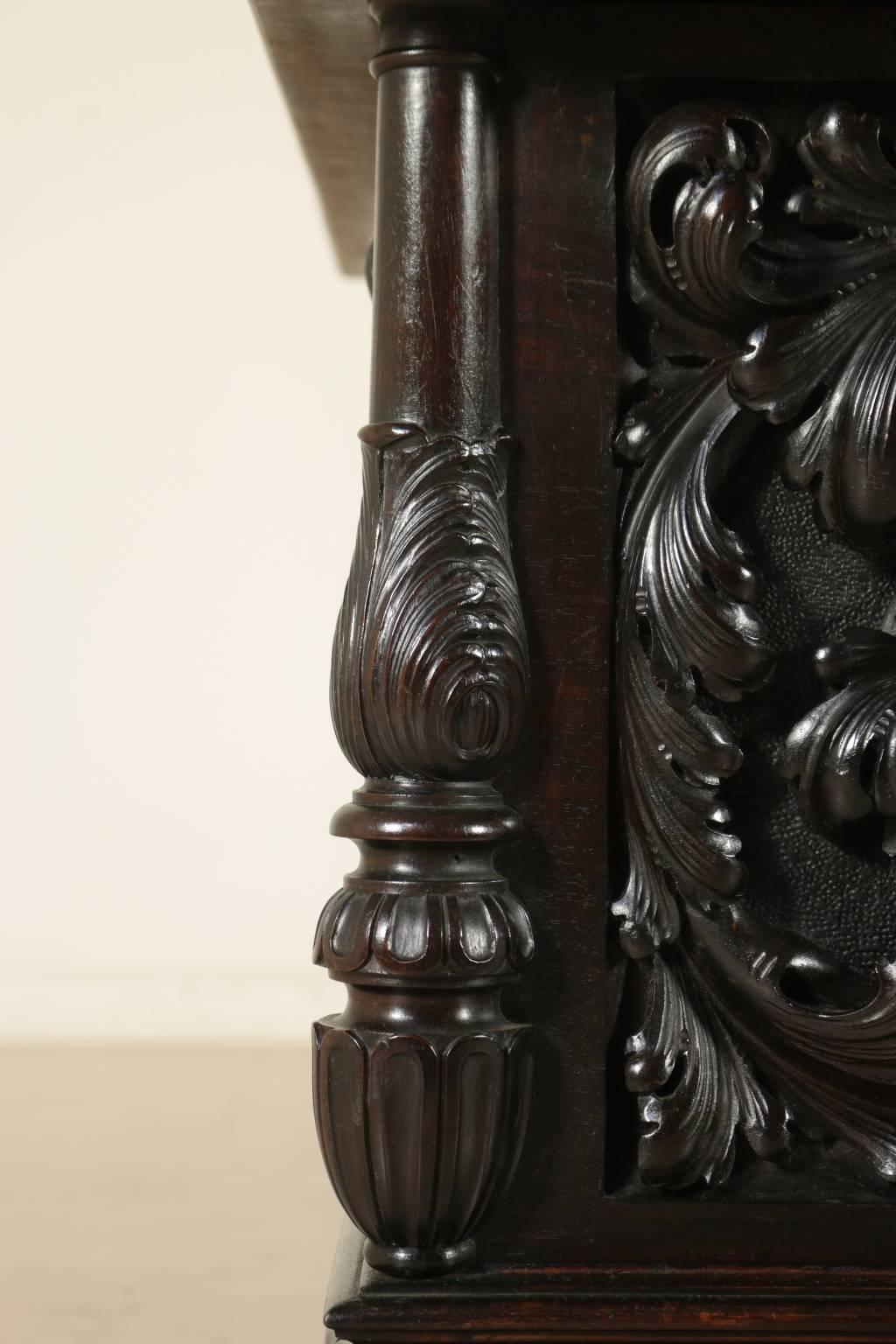 19th Century Renaissance Revival Carved Walnut Chest with Feral Feet In Good Condition In Milano, IT